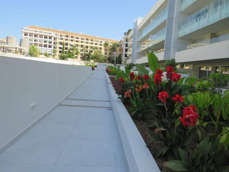 Spectacular and luxurious apartment with 3 bedrooms and 2 bathrooms, a spacious and bright living-dining room, and a covered terrace with sea views. Very close to the beach, this newly built apartment is located in a prestigious residential area in San Pe