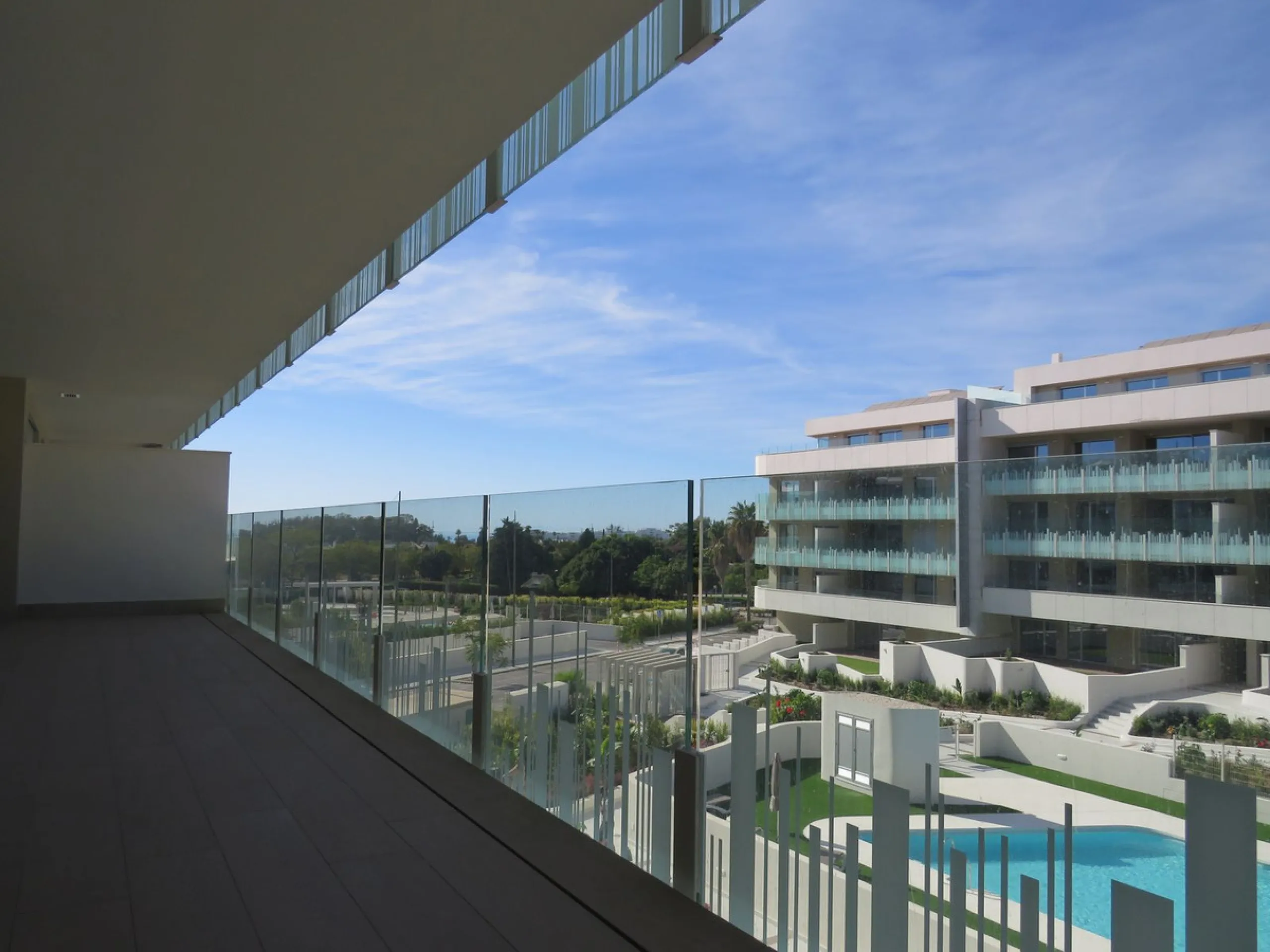 Spectacular and luxurious apartment with 3 bedrooms and 2 bathrooms, a spacious and bright living-dining room, and a covered terrace with sea views. Very close to the beach, this newly built apartment is located in a prestigious residential area in San Pe