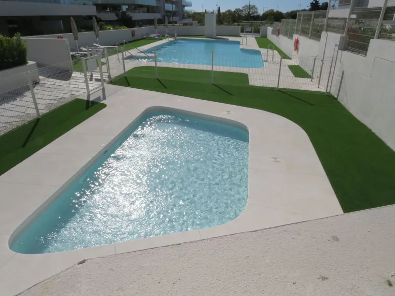 Spectacular and luxurious apartment with 3 bedrooms and 2 bathrooms, a spacious and bright living-dining room, and a covered terrace with sea views. Very close to the beach, this newly built apartment is located in a prestigious residential area in San Pe