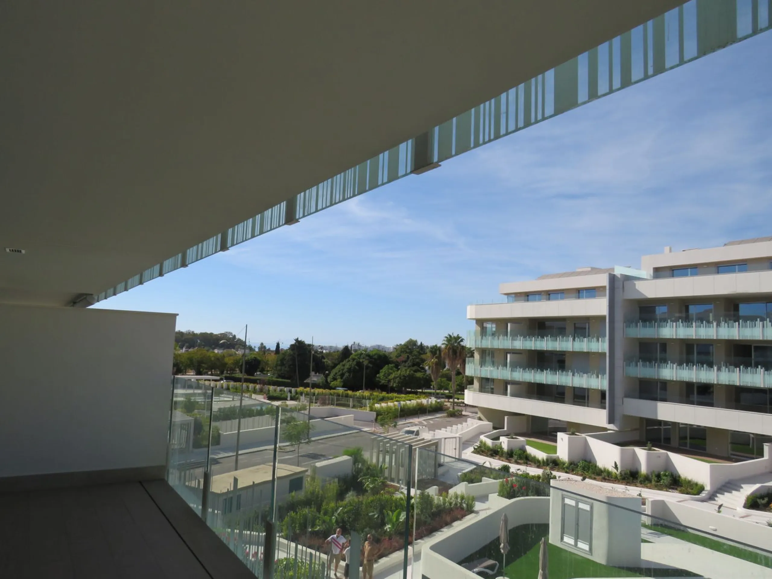Spectacular and luxurious apartment with 3 bedrooms and 2 bathrooms, a spacious and bright living-dining room, and a covered terrace with sea views. Very close to the beach, this newly built apartment is located in a prestigious residential area in San Pe