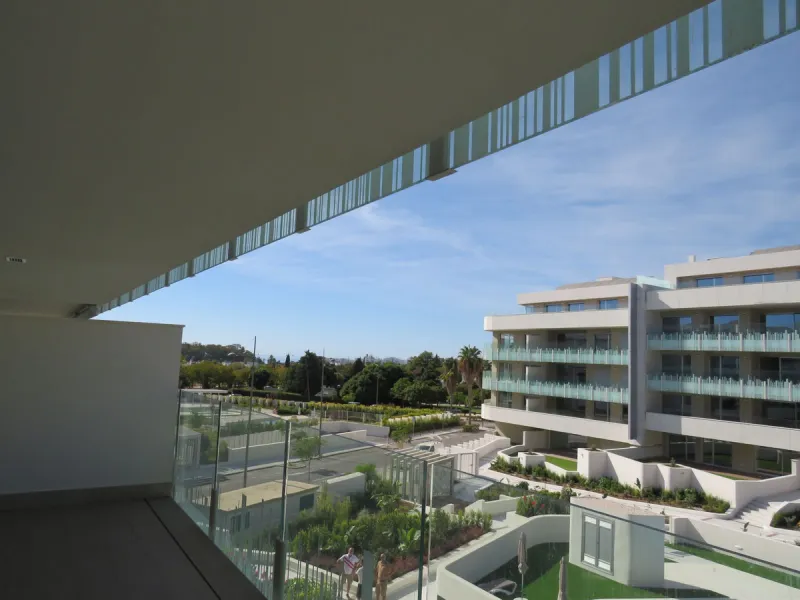 Spectacular and luxurious apartment with 3 bedrooms and 2 bathrooms, a spacious and bright living-dining room, and a covered terrace with sea views. Very close to the beach, this newly built apartment is located in a prestigious residential area in San Pe