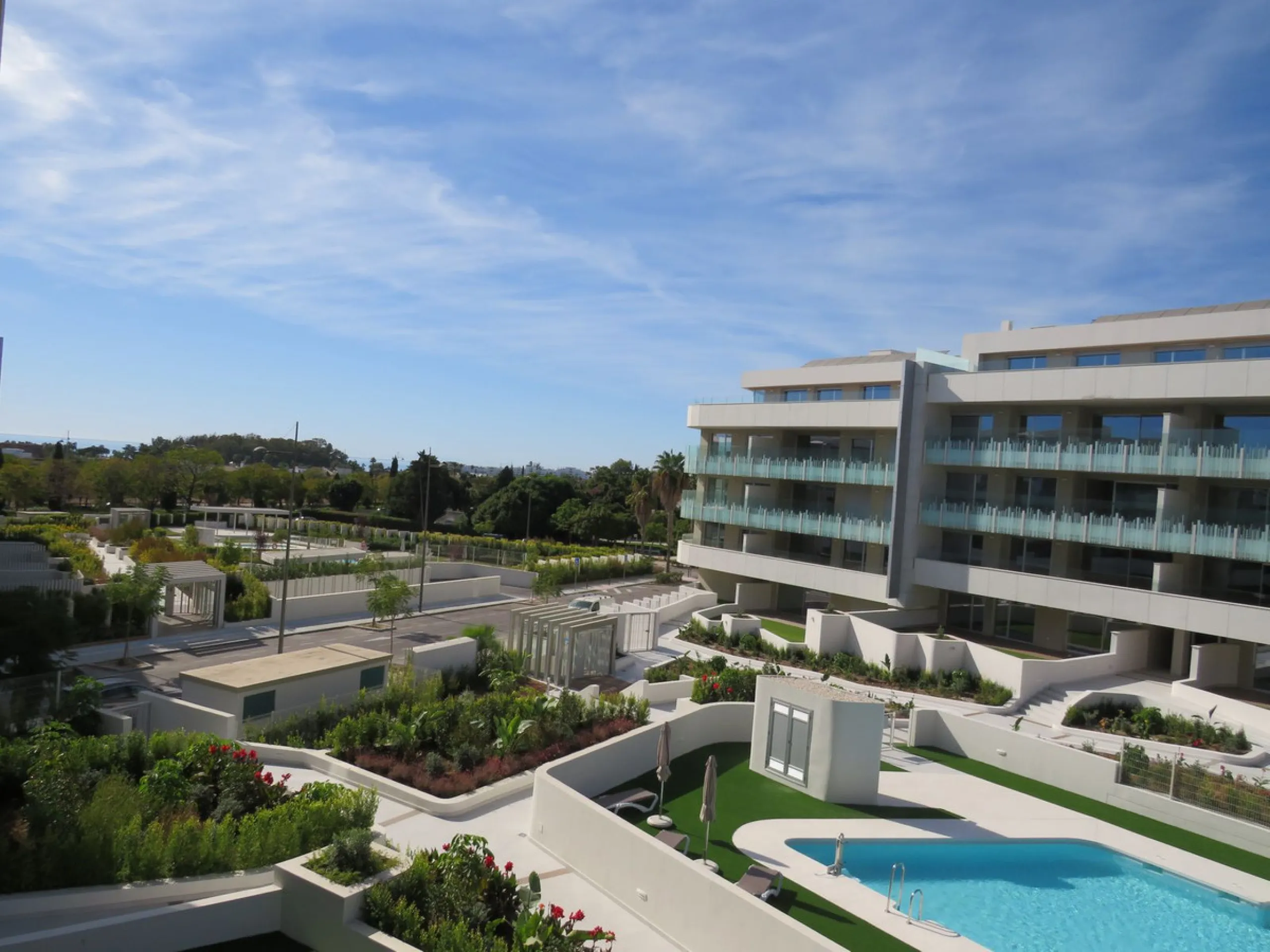 Spectacular and luxurious apartment with 3 bedrooms and 2 bathrooms, a spacious and bright living-dining room, and a covered terrace with sea views. Very close to the beach, this newly built apartment is located in a prestigious residential area in San Pe