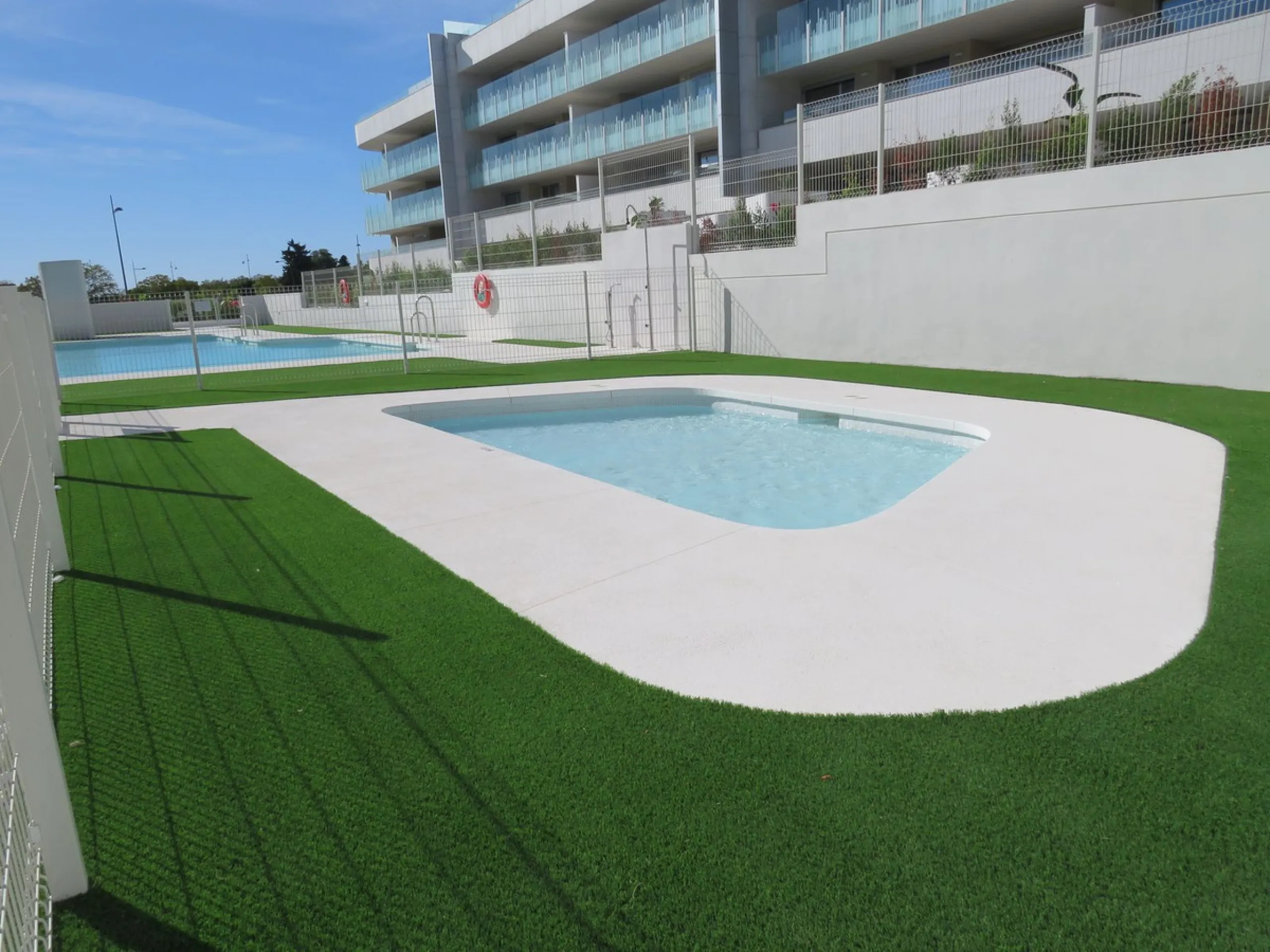 Spectacular and luxurious apartment with 3 bedrooms and 2 bathrooms, a spacious and bright living-dining room, and a covered terrace with sea views. Very close to the beach, this newly built apartment is located in a prestigious residential area in San Pe