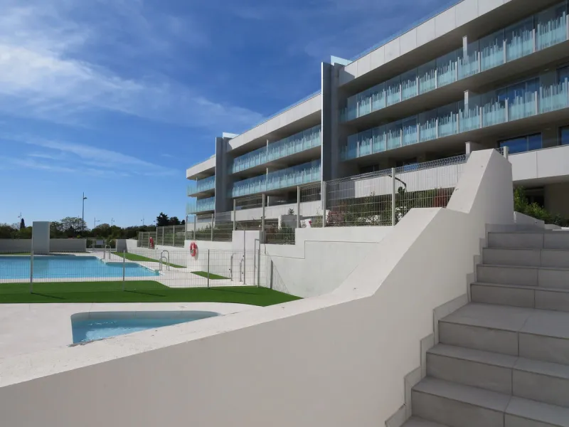 Spectacular and luxurious apartment with 3 bedrooms and 2 bathrooms, a spacious and bright living-dining room, and a covered terrace with sea views. Very close to the beach, this newly built apartment is located in a prestigious residential area in San Pe