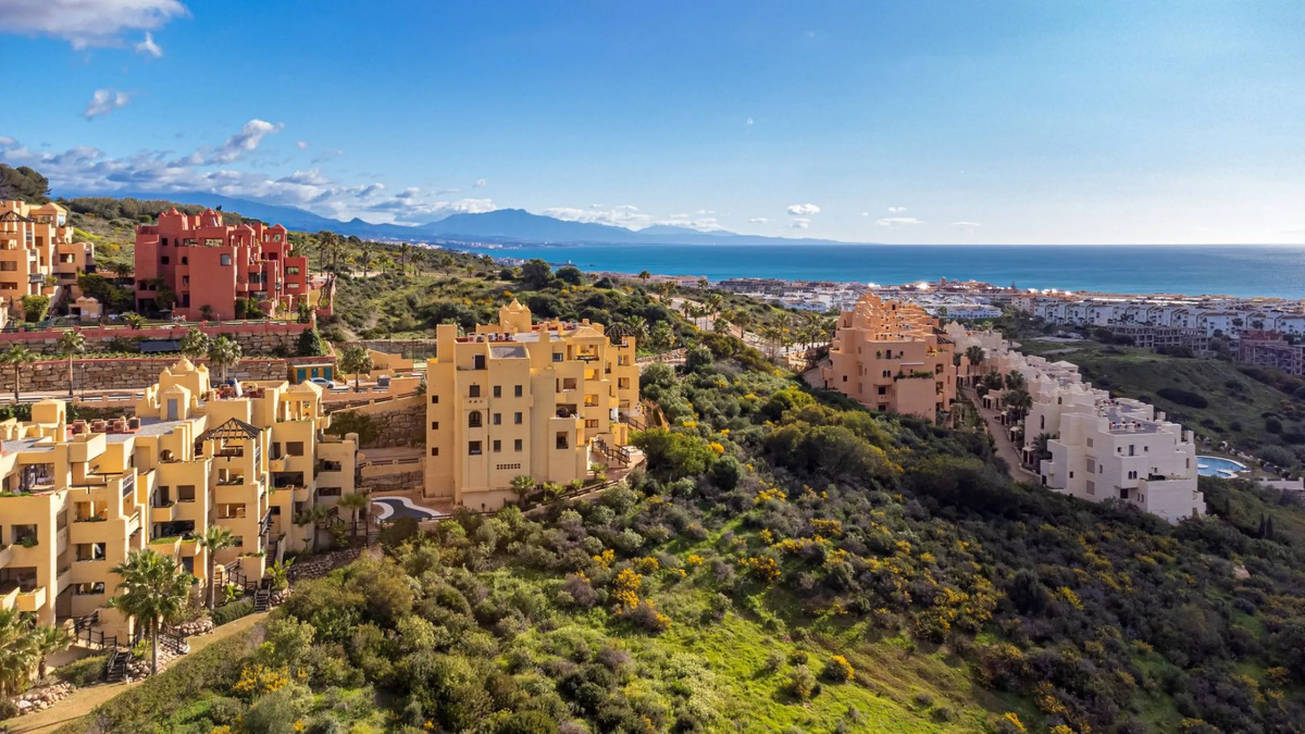 EXCELLENT APARTMENT WITH TOURIST LICENSE IN LA DUQUESA. The location of this property is ideal for enjoying peace and quiet without giving up proximity to all services. Situated in a private residential complex, it is only 1.5 km from the beach, La Duques