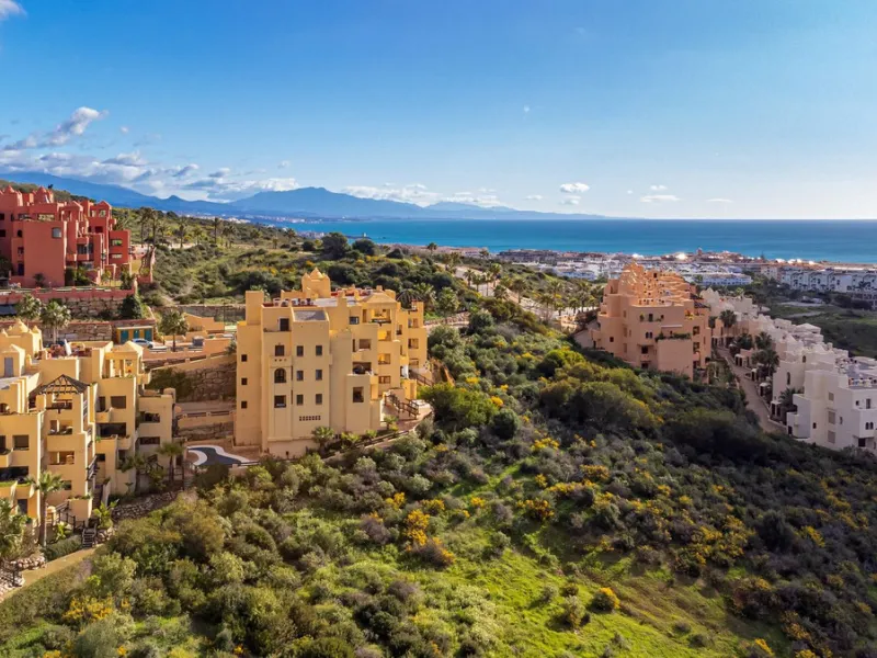 EXCELLENT APARTMENT WITH TOURIST LICENSE IN LA DUQUESA. The location of this property is ideal for enjoying peace and quiet without giving up proximity to all services. Situated in a private residential complex, it is only 1.5 km from the beach, La Duques