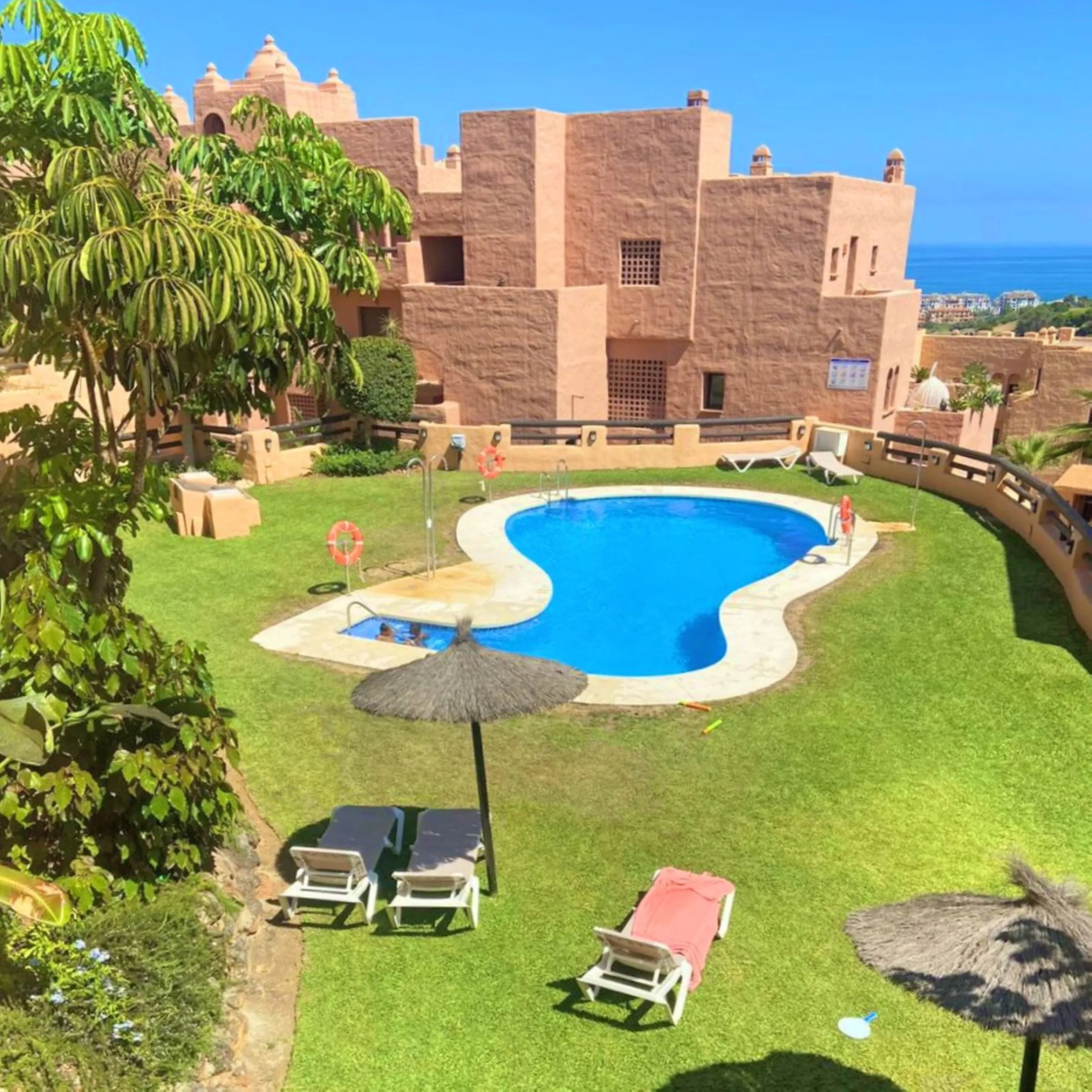 EXCELLENT APARTMENT WITH TOURIST LICENSE IN LA DUQUESA. The location of this property is ideal for enjoying peace and quiet without giving up proximity to all services. Situated in a private residential complex, it is only 1.5 km from the beach, La Duques