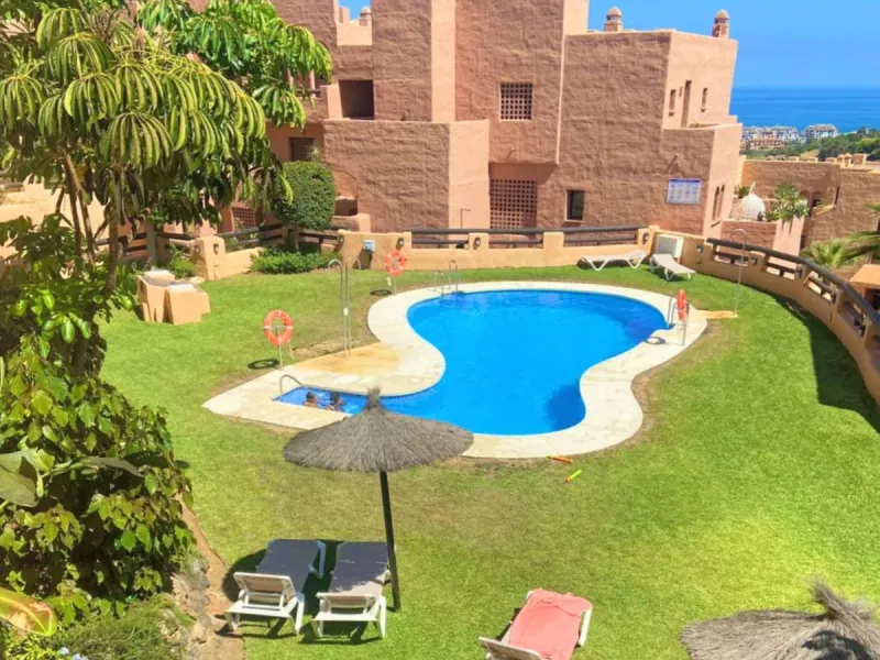 EXCELLENT APARTMENT WITH TOURIST LICENSE IN LA DUQUESA. The location of this property is ideal for enjoying peace and quiet without giving up proximity to all services. Situated in a private residential complex, it is only 1.5 km from the beach, La Duques