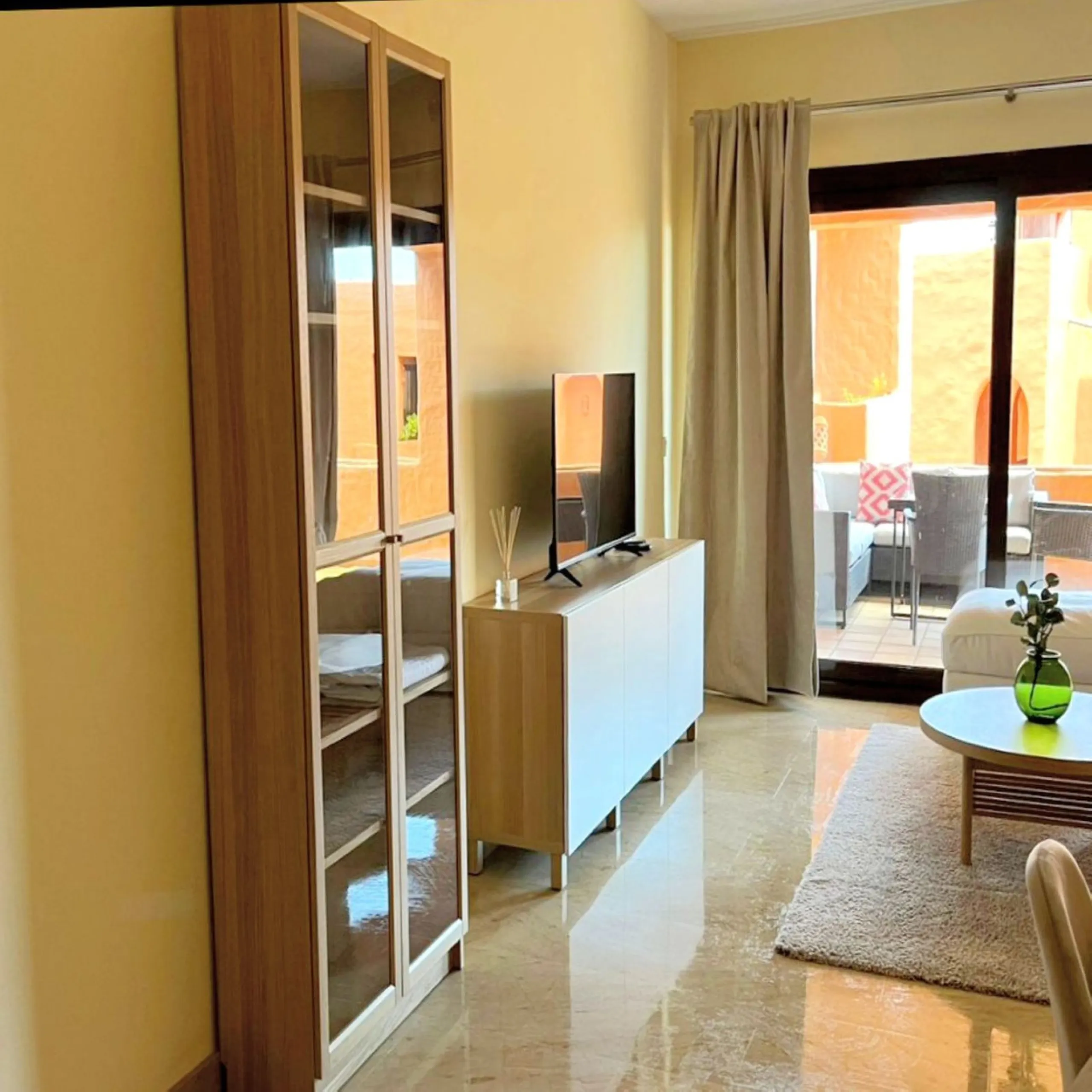 EXCELLENT APARTMENT WITH TOURIST LICENSE IN LA DUQUESA. The location of this property is ideal for enjoying peace and quiet without giving up proximity to all services. Situated in a private residential complex, it is only 1.5 km from the beach, La Duques