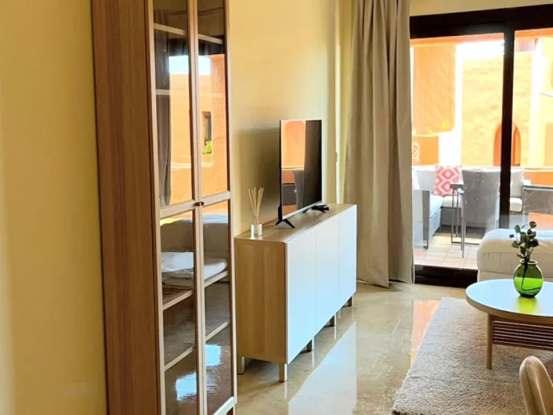 EXCELLENT APARTMENT WITH TOURIST LICENSE IN LA DUQUESA. The location of this property is ideal for enjoying peace and quiet without giving up proximity to all services. Situated in a private residential complex, it is only 1.5 km from the beach, La Duques