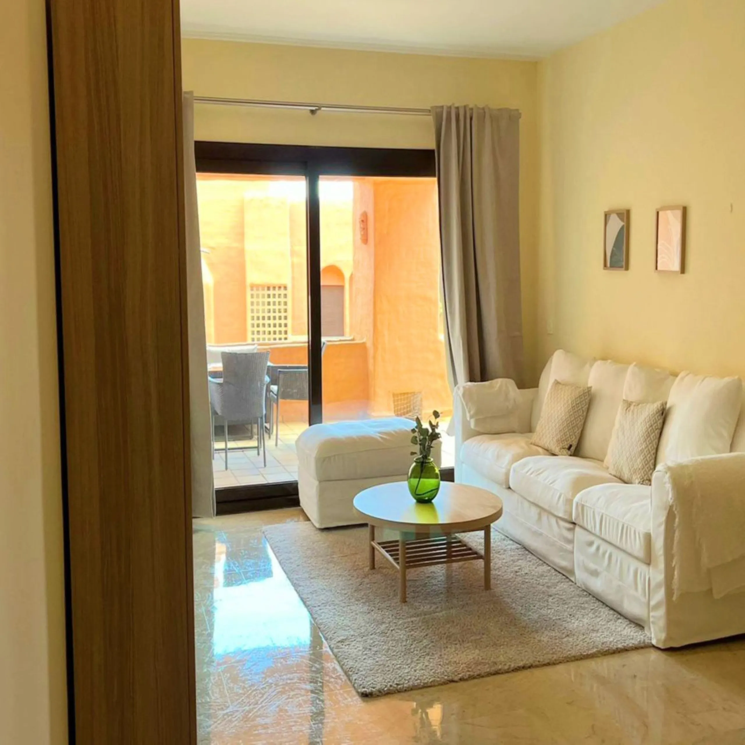 EXCELLENT APARTMENT WITH TOURIST LICENSE IN LA DUQUESA. The location of this property is ideal for enjoying peace and quiet without giving up proximity to all services. Situated in a private residential complex, it is only 1.5 km from the beach, La Duques