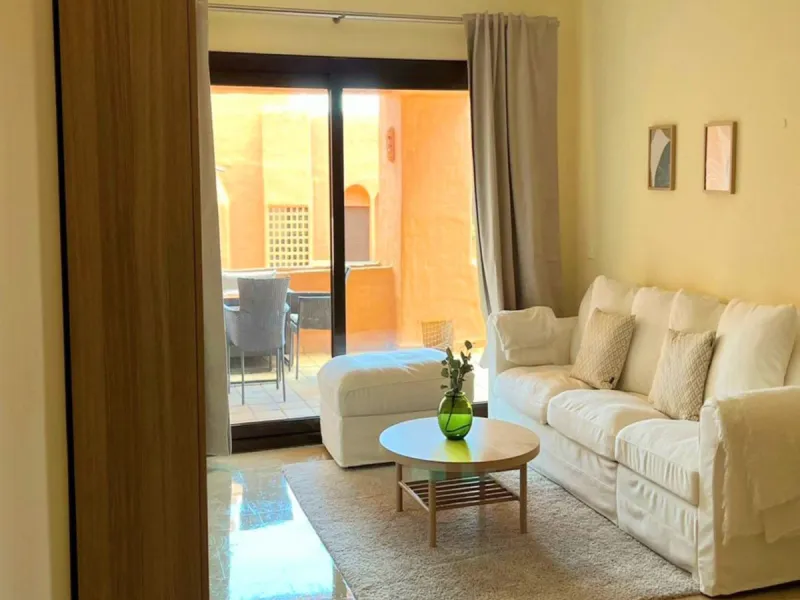 EXCELLENT APARTMENT WITH TOURIST LICENSE IN LA DUQUESA. The location of this property is ideal for enjoying peace and quiet without giving up proximity to all services. Situated in a private residential complex, it is only 1.5 km from the beach, La Duques