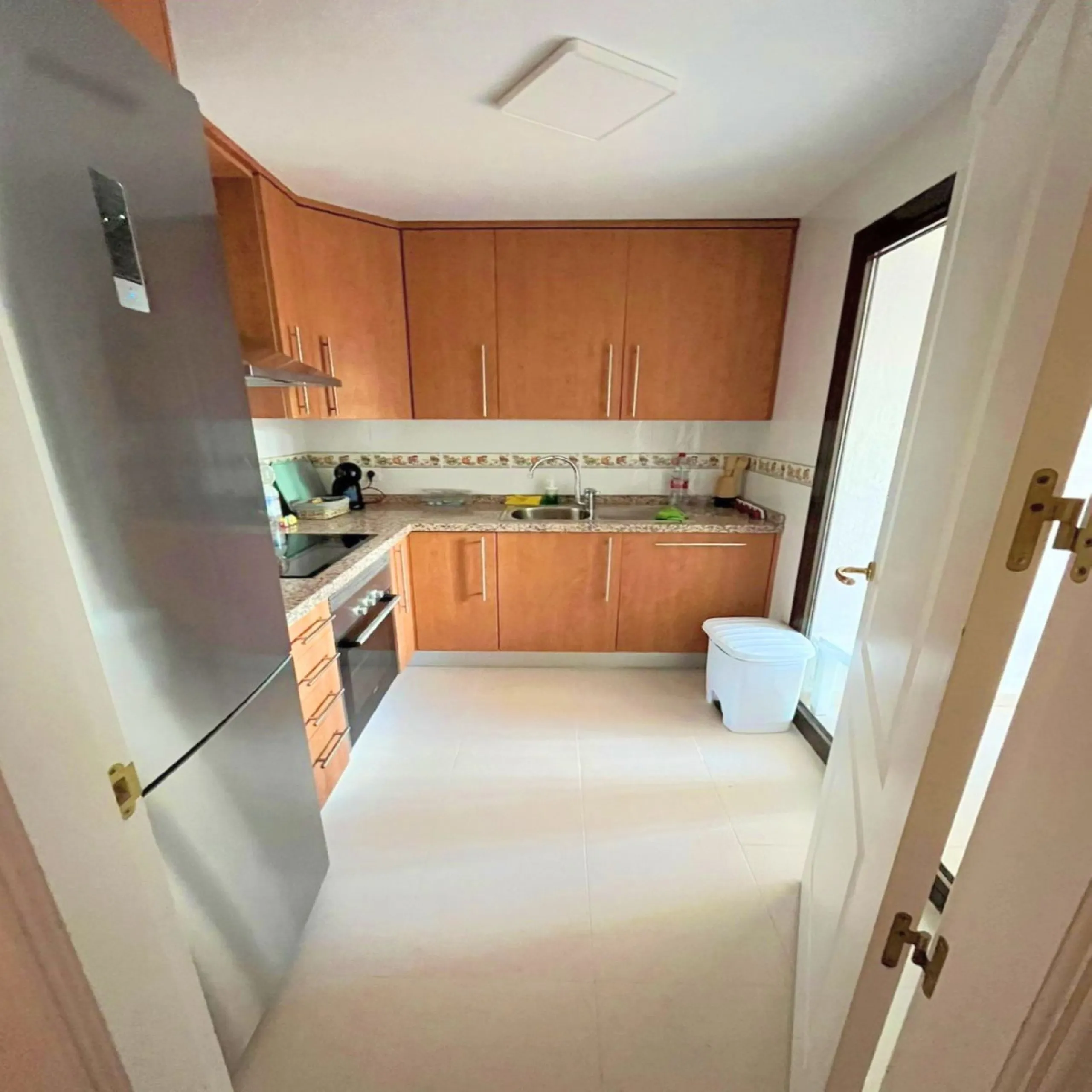 EXCELLENT APARTMENT WITH TOURIST LICENSE IN LA DUQUESA. The location of this property is ideal for enjoying peace and quiet without giving up proximity to all services. Situated in a private residential complex, it is only 1.5 km from the beach, La Duques