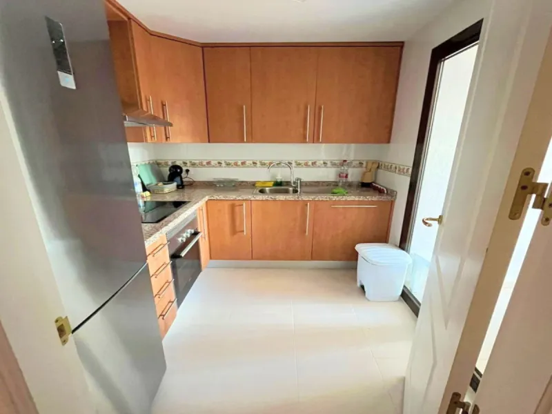 EXCELLENT APARTMENT WITH TOURIST LICENSE IN LA DUQUESA. The location of this property is ideal for enjoying peace and quiet without giving up proximity to all services. Situated in a private residential complex, it is only 1.5 km from the beach, La Duques