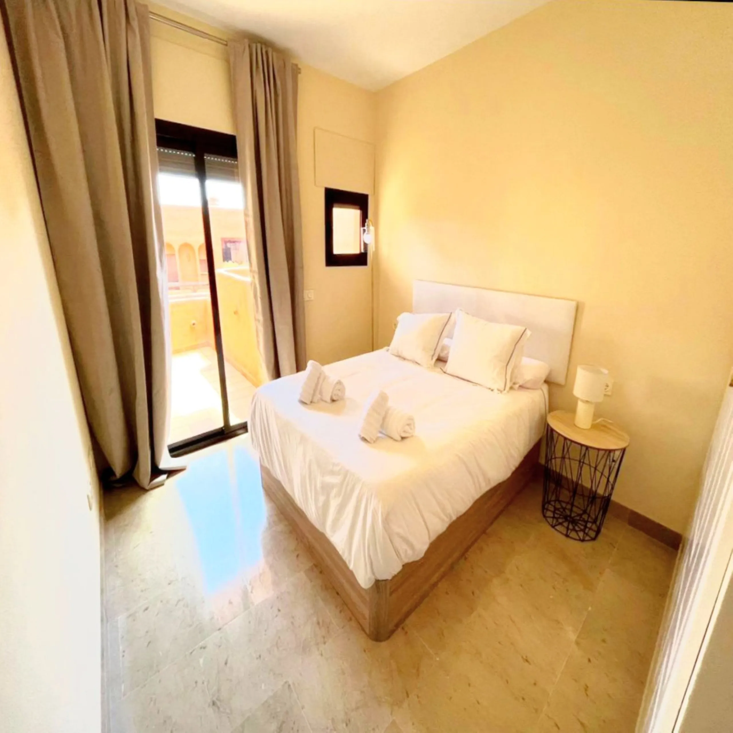 EXCELLENT APARTMENT WITH TOURIST LICENSE IN LA DUQUESA. The location of this property is ideal for enjoying peace and quiet without giving up proximity to all services. Situated in a private residential complex, it is only 1.5 km from the beach, La Duques