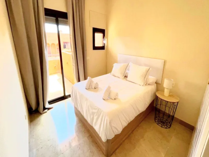 EXCELLENT APARTMENT WITH TOURIST LICENSE IN LA DUQUESA. The location of this property is ideal for enjoying peace and quiet without giving up proximity to all services. Situated in a private residential complex, it is only 1.5 km from the beach, La Duques
