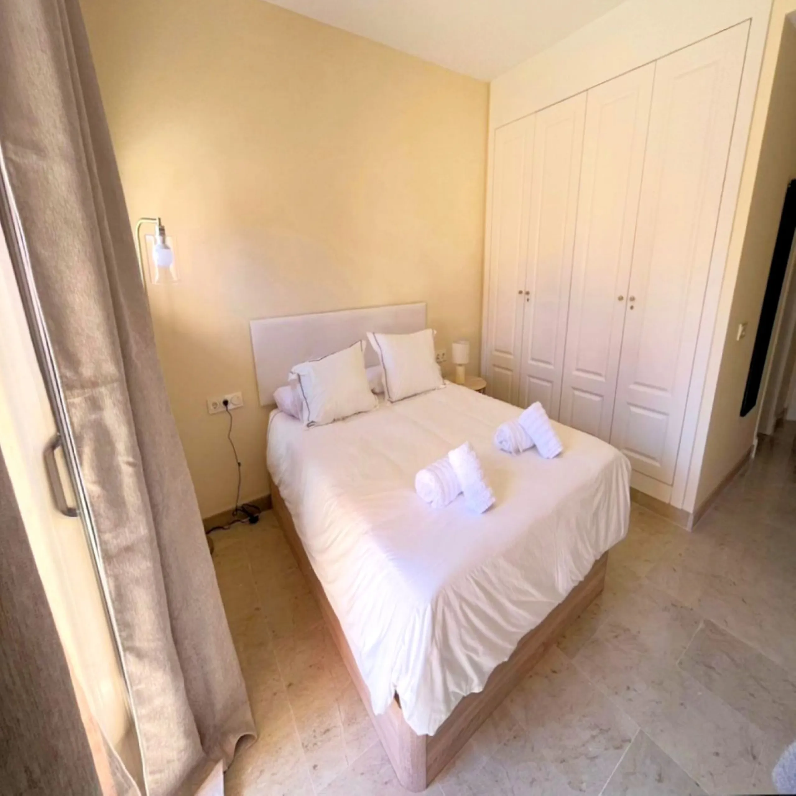EXCELLENT APARTMENT WITH TOURIST LICENSE IN LA DUQUESA. The location of this property is ideal for enjoying peace and quiet without giving up proximity to all services. Situated in a private residential complex, it is only 1.5 km from the beach, La Duques