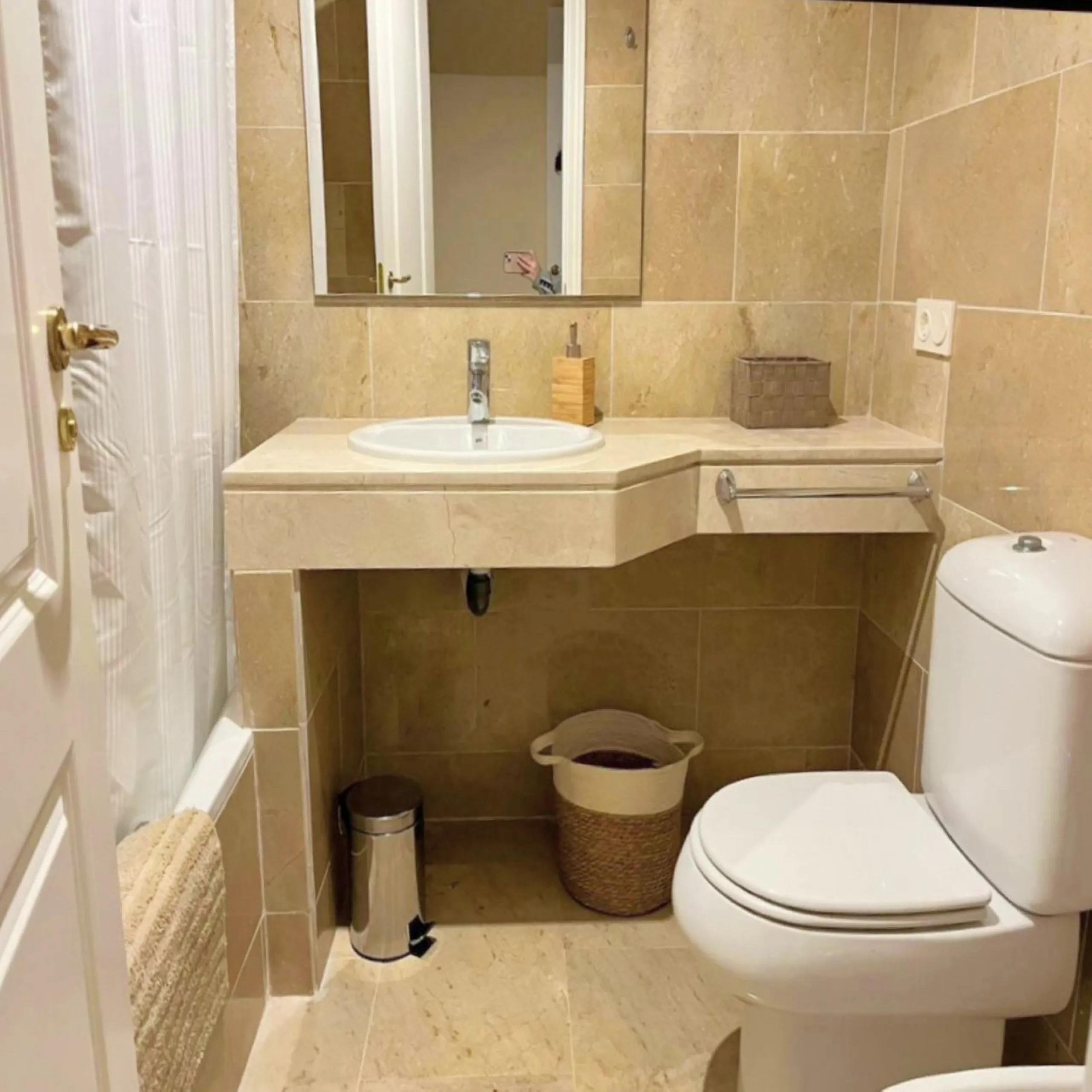 EXCELLENT APARTMENT WITH TOURIST LICENSE IN LA DUQUESA. The location of this property is ideal for enjoying peace and quiet without giving up proximity to all services. Situated in a private residential complex, it is only 1.5 km from the beach, La Duques