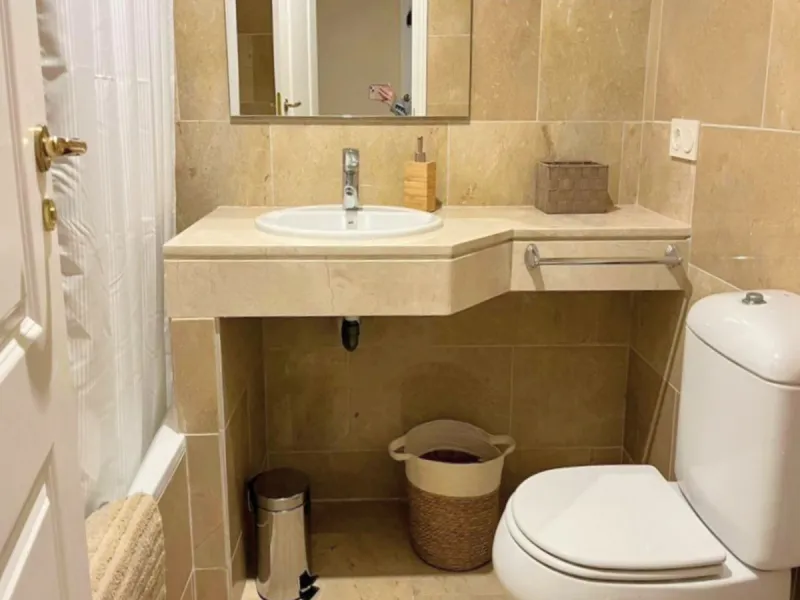 EXCELLENT APARTMENT WITH TOURIST LICENSE IN LA DUQUESA. The location of this property is ideal for enjoying peace and quiet without giving up proximity to all services. Situated in a private residential complex, it is only 1.5 km from the beach, La Duques