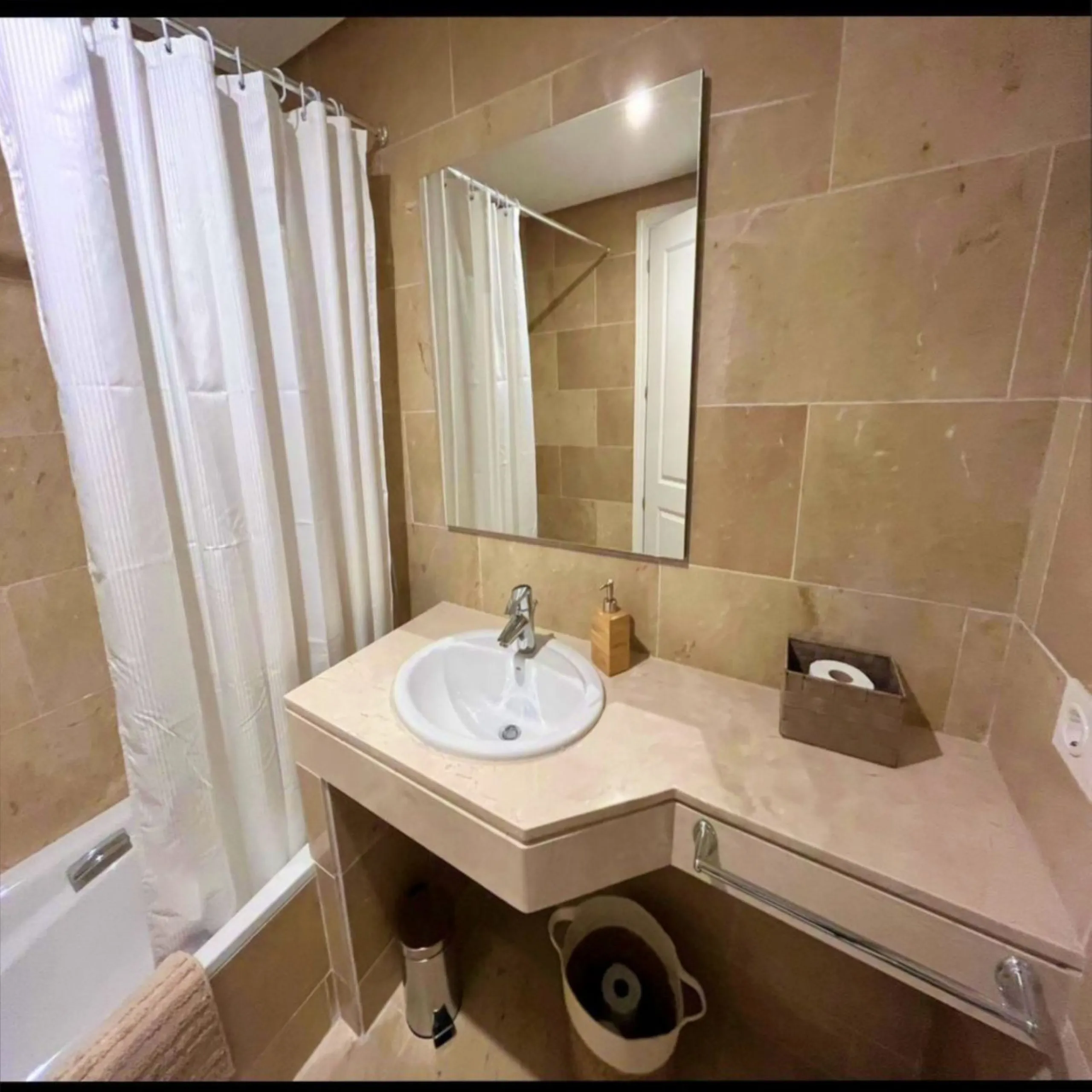 EXCELLENT APARTMENT WITH TOURIST LICENSE IN LA DUQUESA. The location of this property is ideal for enjoying peace and quiet without giving up proximity to all services. Situated in a private residential complex, it is only 1.5 km from the beach, La Duques