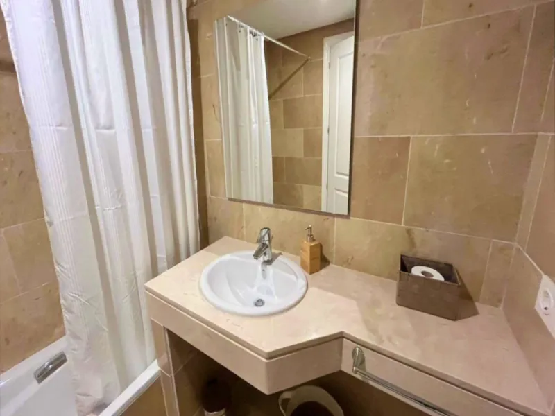 EXCELLENT APARTMENT WITH TOURIST LICENSE IN LA DUQUESA. The location of this property is ideal for enjoying peace and quiet without giving up proximity to all services. Situated in a private residential complex, it is only 1.5 km from the beach, La Duques