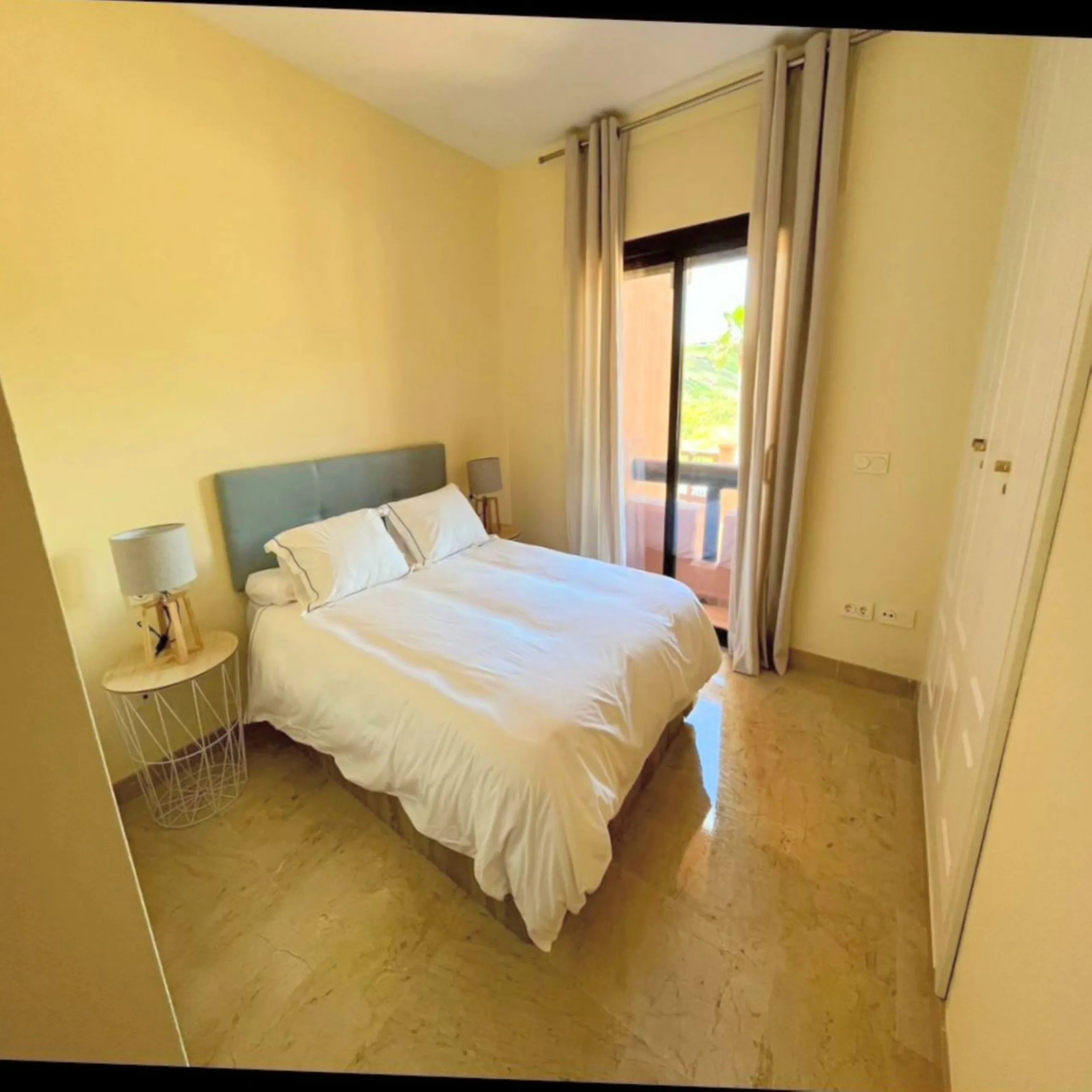 EXCELLENT APARTMENT WITH TOURIST LICENSE IN LA DUQUESA. The location of this property is ideal for enjoying peace and quiet without giving up proximity to all services. Situated in a private residential complex, it is only 1.5 km from the beach, La Duques
