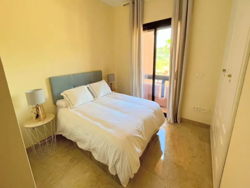 EXCELLENT APARTMENT WITH TOURIST LICENSE IN LA DUQUESA. The location of this property is ideal for enjoying peace and quiet without giving up proximity to all services. Situated in a private residential complex, it is only 1.5 km from the beach, La Duques