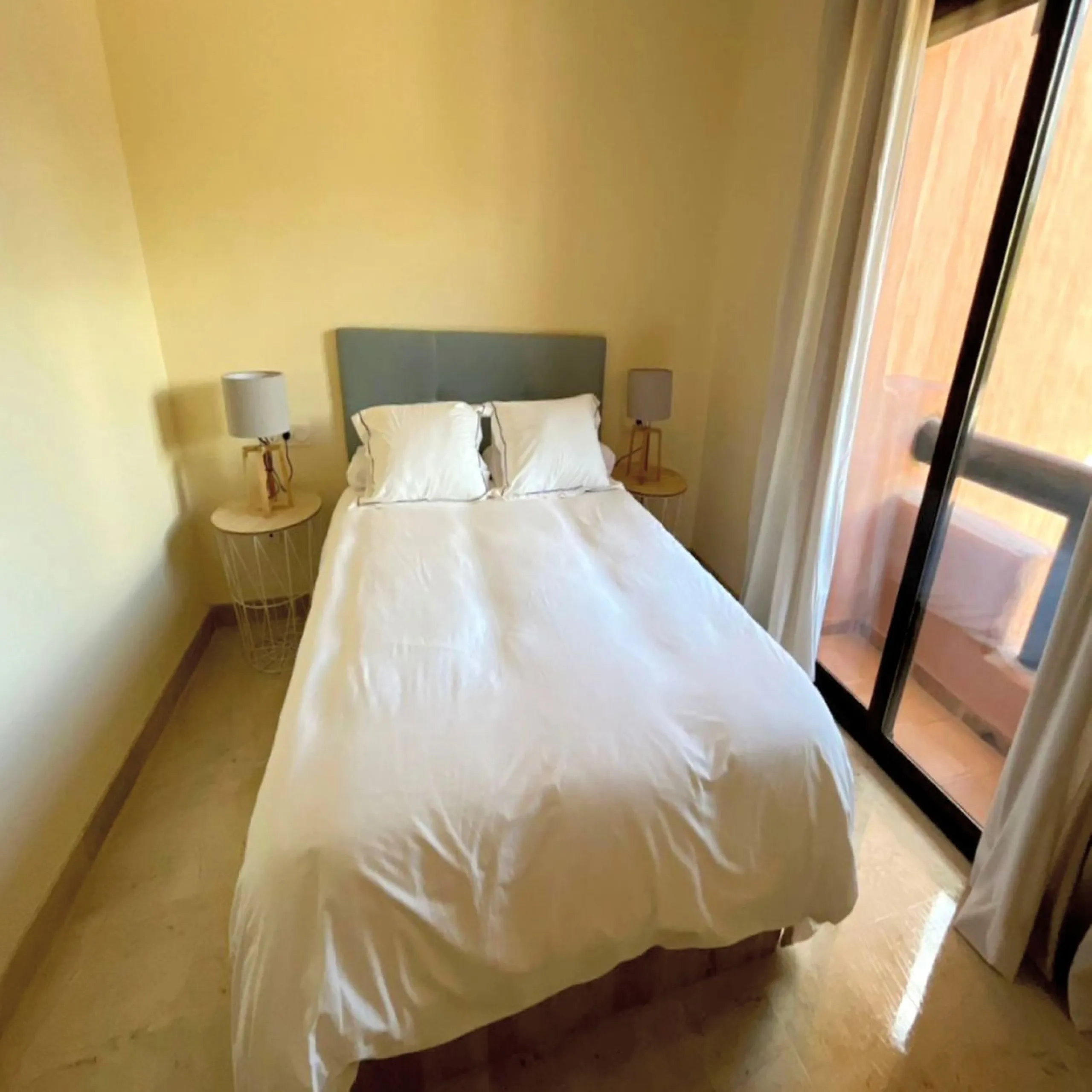 EXCELLENT APARTMENT WITH TOURIST LICENSE IN LA DUQUESA. The location of this property is ideal for enjoying peace and quiet without giving up proximity to all services. Situated in a private residential complex, it is only 1.5 km from the beach, La Duques