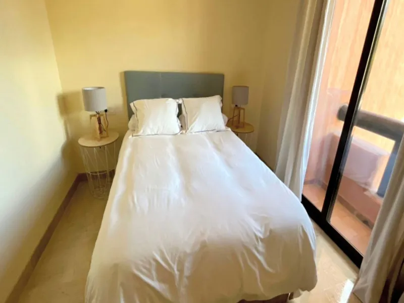 EXCELLENT APARTMENT WITH TOURIST LICENSE IN LA DUQUESA. The location of this property is ideal for enjoying peace and quiet without giving up proximity to all services. Situated in a private residential complex, it is only 1.5 km from the beach, La Duques