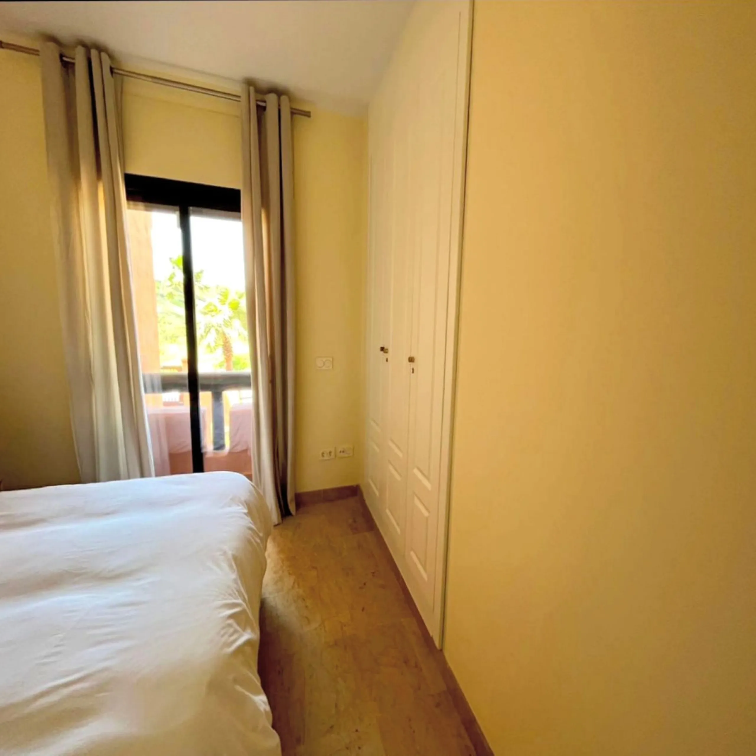 EXCELLENT APARTMENT WITH TOURIST LICENSE IN LA DUQUESA. The location of this property is ideal for enjoying peace and quiet without giving up proximity to all services. Situated in a private residential complex, it is only 1.5 km from the beach, La Duques