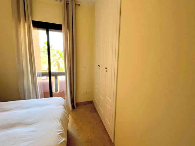 EXCELLENT APARTMENT WITH TOURIST LICENSE IN LA DUQUESA. The location of this property is ideal for enjoying peace and quiet without giving up proximity to all services. Situated in a private residential complex, it is only 1.5 km from the beach, La Duques