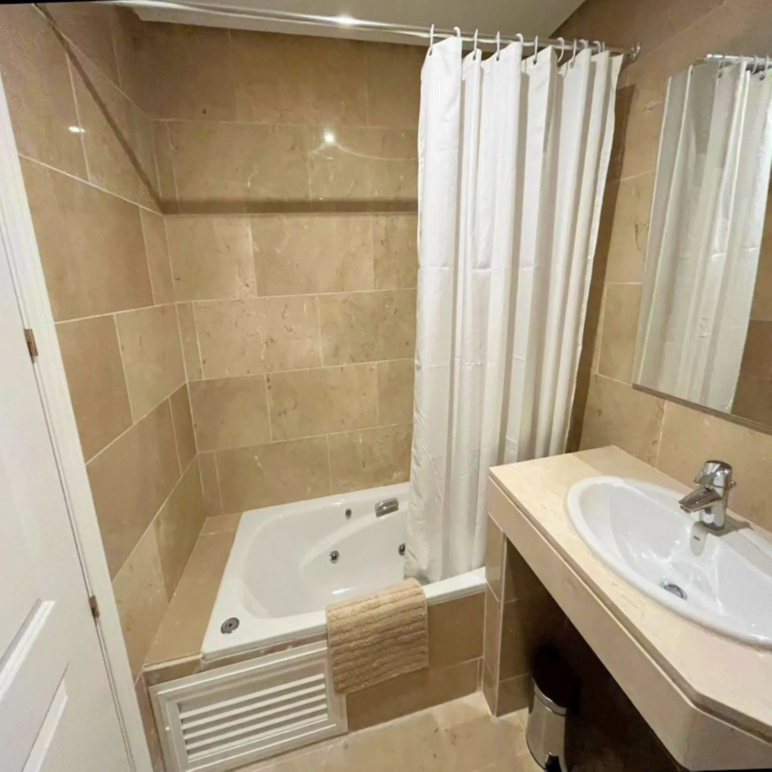 EXCELLENT APARTMENT WITH TOURIST LICENSE IN LA DUQUESA. The location of this property is ideal for enjoying peace and quiet without giving up proximity to all services. Situated in a private residential complex, it is only 1.5 km from the beach, La Duques