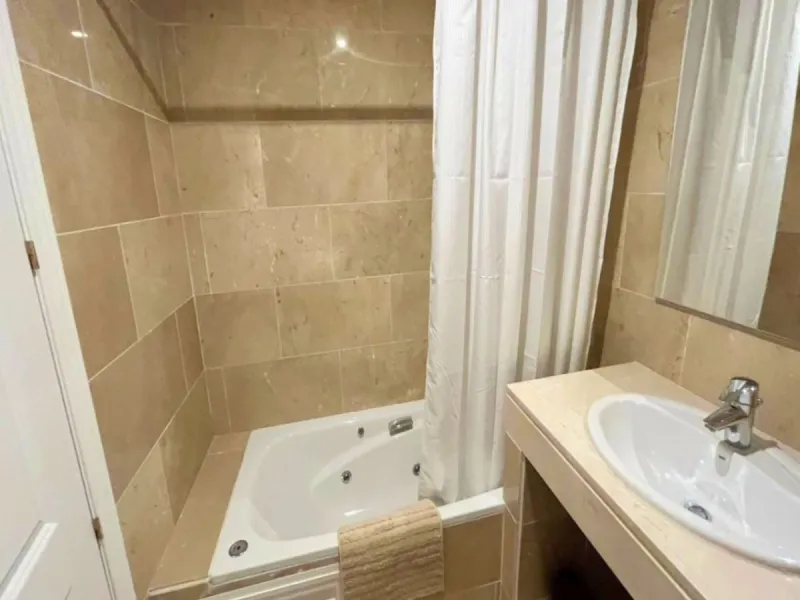 EXCELLENT APARTMENT WITH TOURIST LICENSE IN LA DUQUESA. The location of this property is ideal for enjoying peace and quiet without giving up proximity to all services. Situated in a private residential complex, it is only 1.5 km from the beach, La Duques