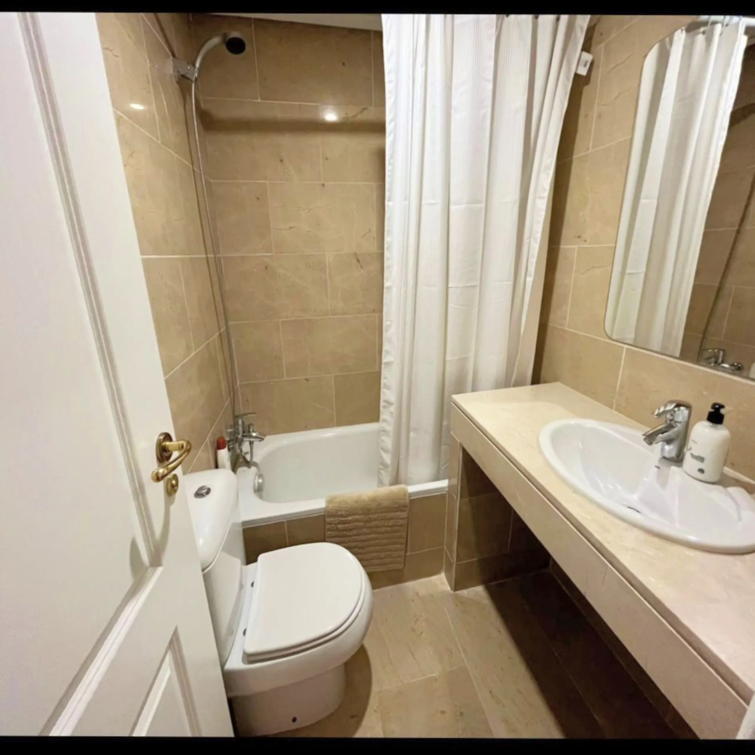 EXCELLENT APARTMENT WITH TOURIST LICENSE IN LA DUQUESA. The location of this property is ideal for enjoying peace and quiet without giving up proximity to all services. Situated in a private residential complex, it is only 1.5 km from the beach, La Duques