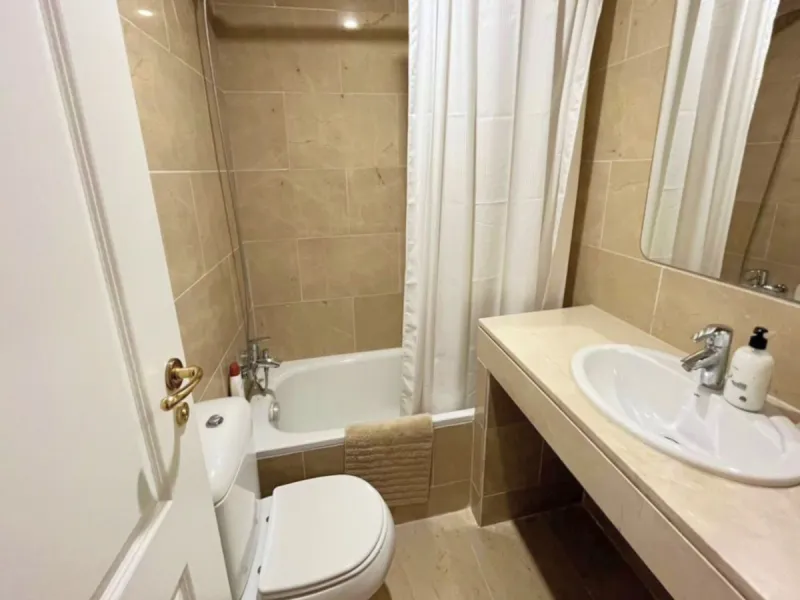 EXCELLENT APARTMENT WITH TOURIST LICENSE IN LA DUQUESA. The location of this property is ideal for enjoying peace and quiet without giving up proximity to all services. Situated in a private residential complex, it is only 1.5 km from the beach, La Duques