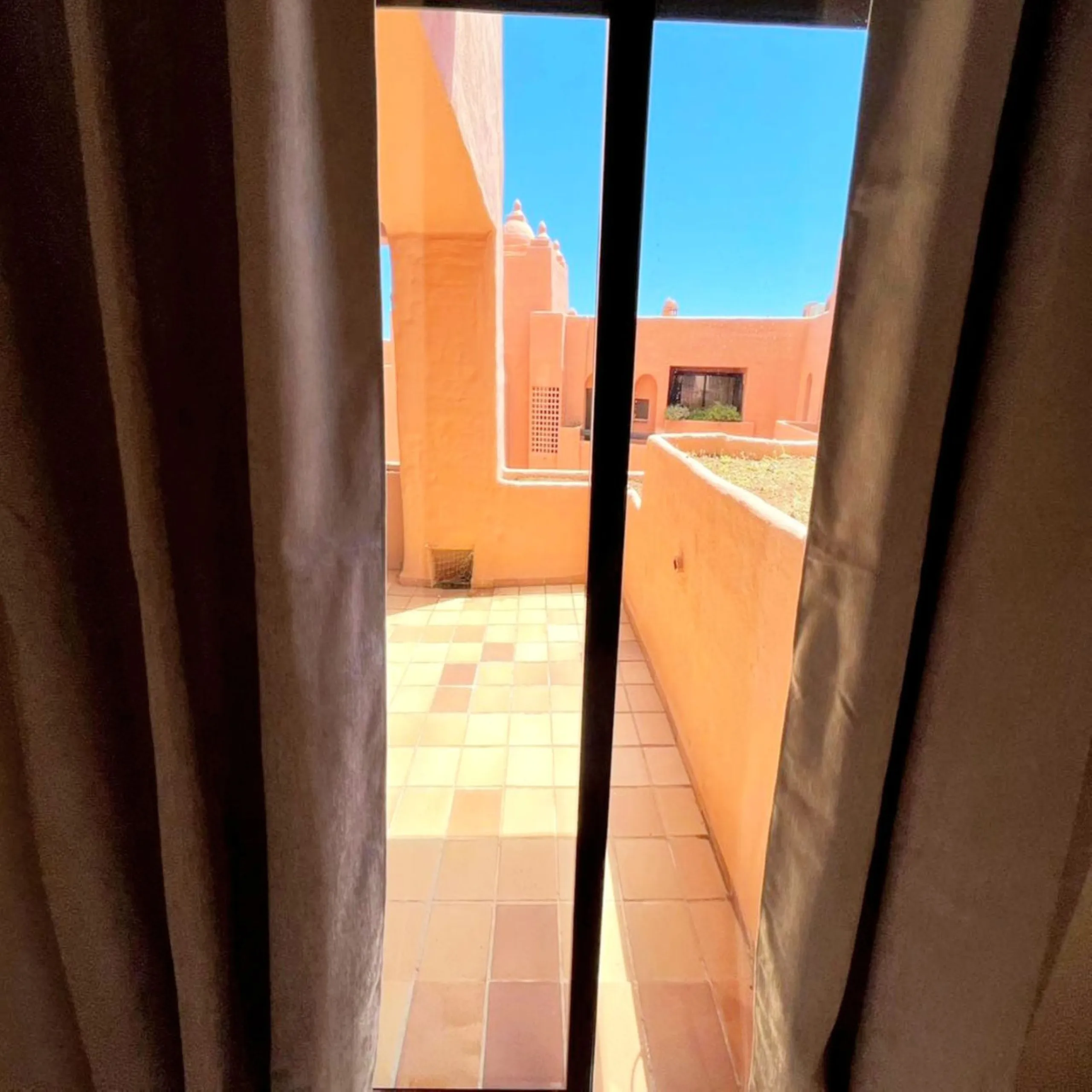 EXCELLENT APARTMENT WITH TOURIST LICENSE IN LA DUQUESA. The location of this property is ideal for enjoying peace and quiet without giving up proximity to all services. Situated in a private residential complex, it is only 1.5 km from the beach, La Duques