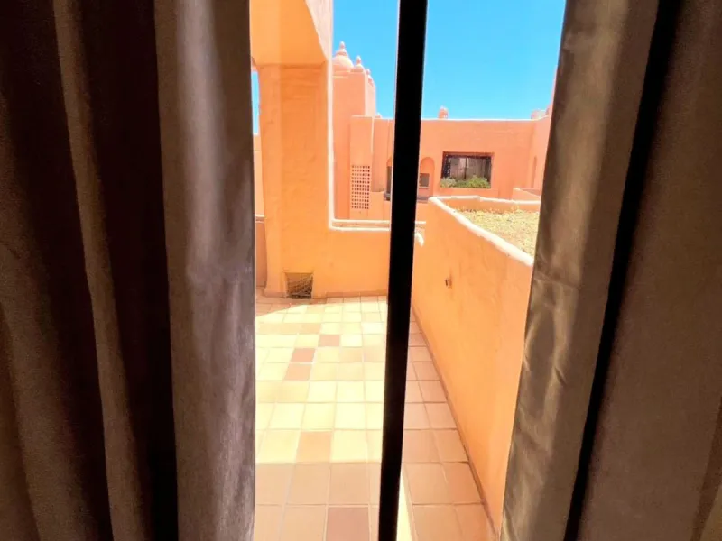 EXCELLENT APARTMENT WITH TOURIST LICENSE IN LA DUQUESA. The location of this property is ideal for enjoying peace and quiet without giving up proximity to all services. Situated in a private residential complex, it is only 1.5 km from the beach, La Duques