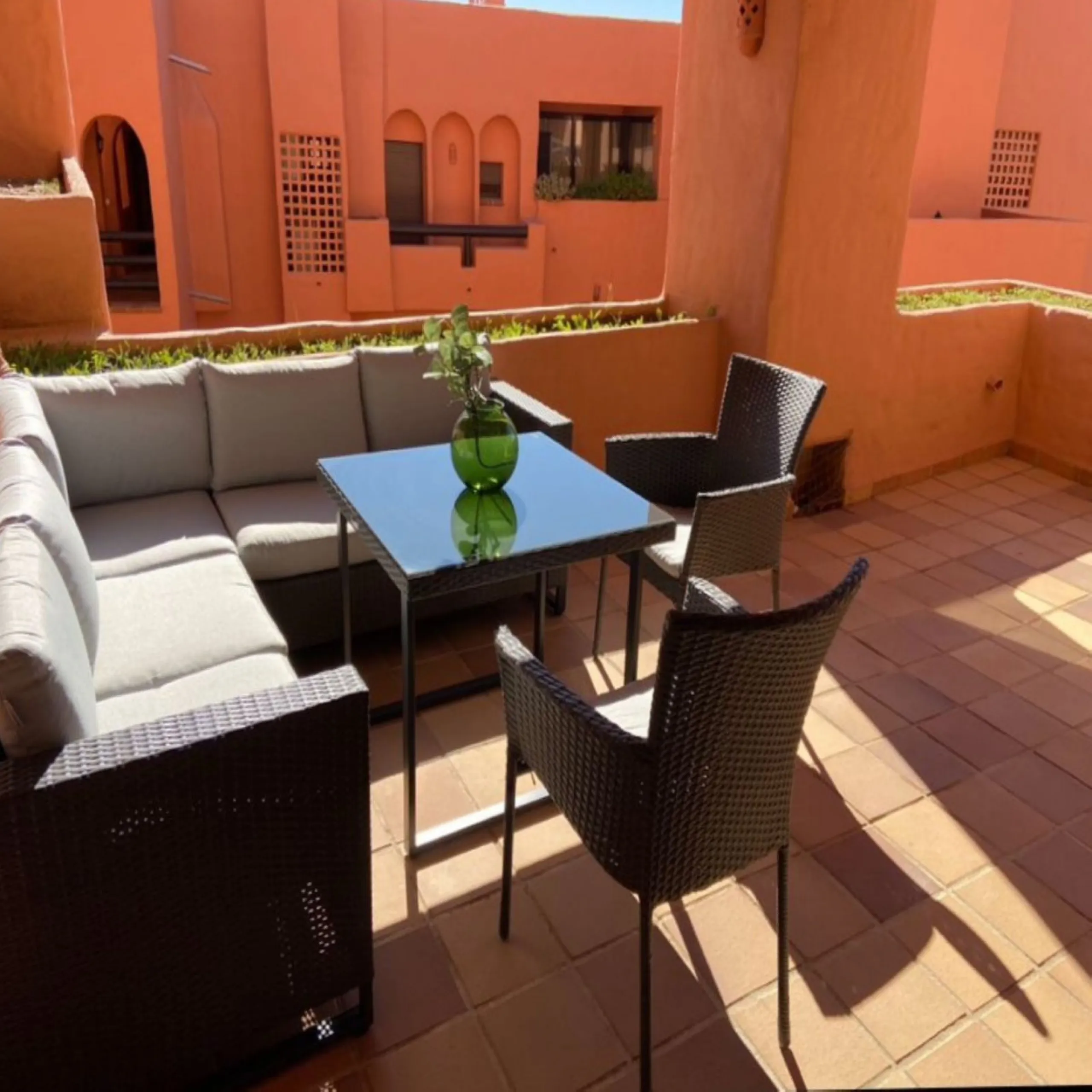EXCELLENT APARTMENT WITH TOURIST LICENSE IN LA DUQUESA. The location of this property is ideal for enjoying peace and quiet without giving up proximity to all services. Situated in a private residential complex, it is only 1.5 km from the beach, La Duques