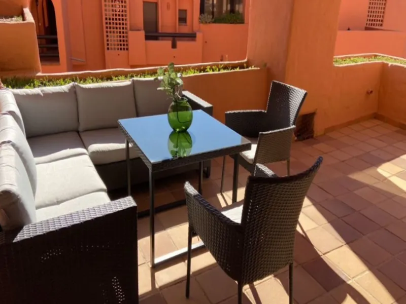 EXCELLENT APARTMENT WITH TOURIST LICENSE IN LA DUQUESA. The location of this property is ideal for enjoying peace and quiet without giving up proximity to all services. Situated in a private residential complex, it is only 1.5 km from the beach, La Duques