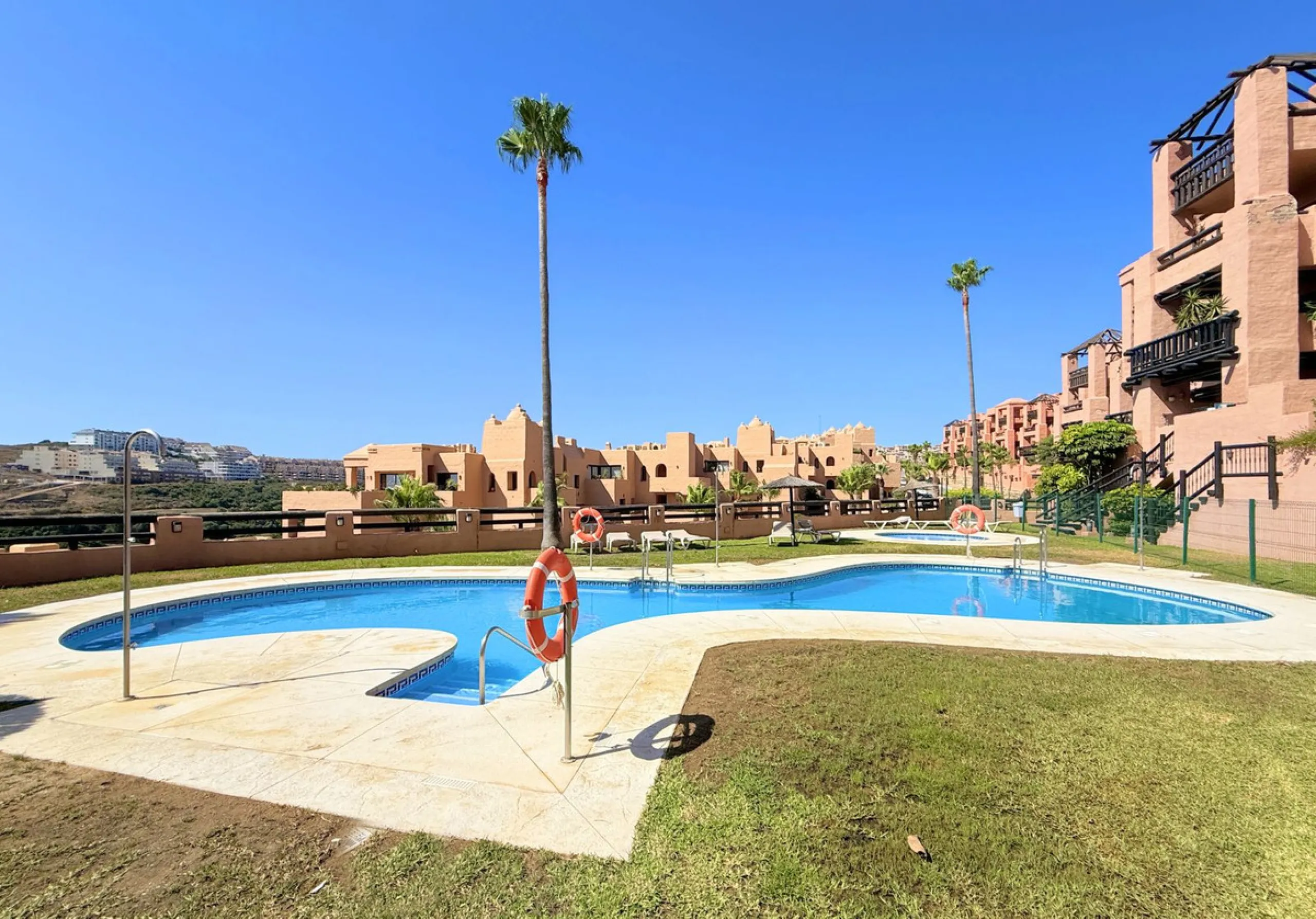 EXCELLENT APARTMENT WITH TOURIST LICENSE IN LA DUQUESA. The location of this property is ideal for enjoying peace and quiet without giving up proximity to all services. Situated in a private residential complex, it is only 1.5 km from the beach, La Duques