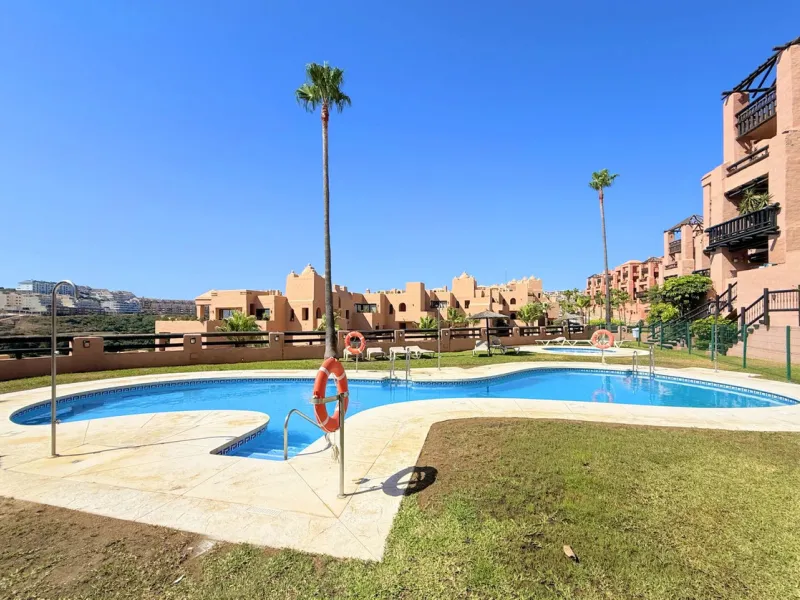 EXCELLENT APARTMENT WITH TOURIST LICENSE IN LA DUQUESA. The location of this property is ideal for enjoying peace and quiet without giving up proximity to all services. Situated in a private residential complex, it is only 1.5 km from the beach, La Duques