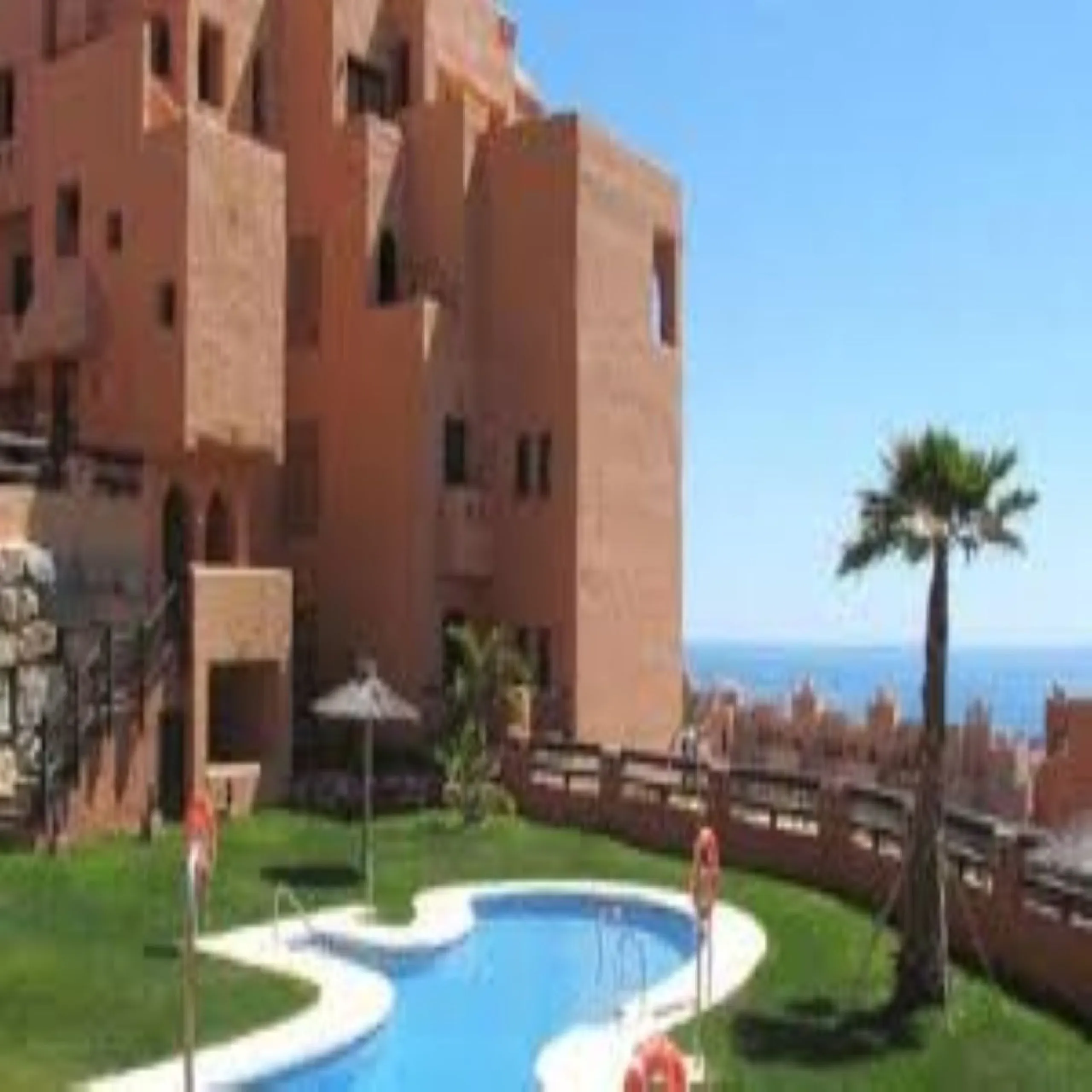EXCELLENT APARTMENT WITH TOURIST LICENSE IN LA DUQUESA. The location of this property is ideal for enjoying peace and quiet without giving up proximity to all services. Situated in a private residential complex, it is only 1.5 km from the beach, La Duques