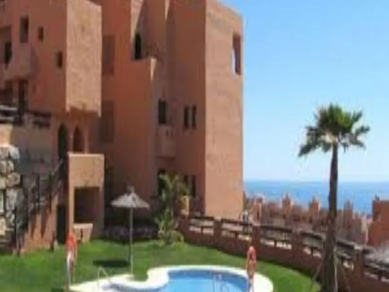 EXCELLENT APARTMENT WITH TOURIST LICENSE IN LA DUQUESA. The location of this property is ideal for enjoying peace and quiet without giving up proximity to all services. Situated in a private residential complex, it is only 1.5 km from the beach, La Duques