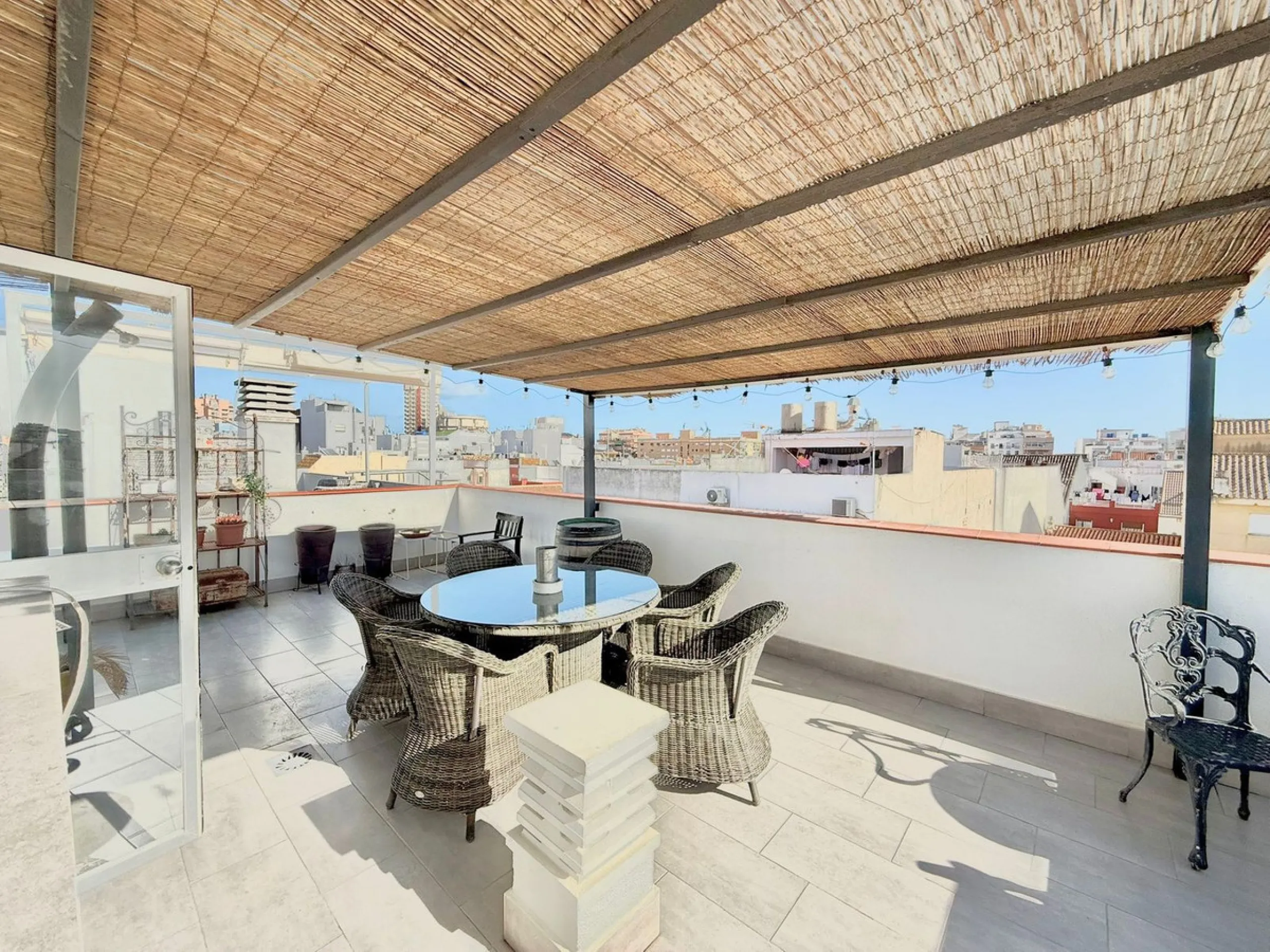 Apartment - Penthouse в продаже в Fuengirola, Málaga. В доме 3 спален и 2 ванных комнат. Площадь дома 118 м²