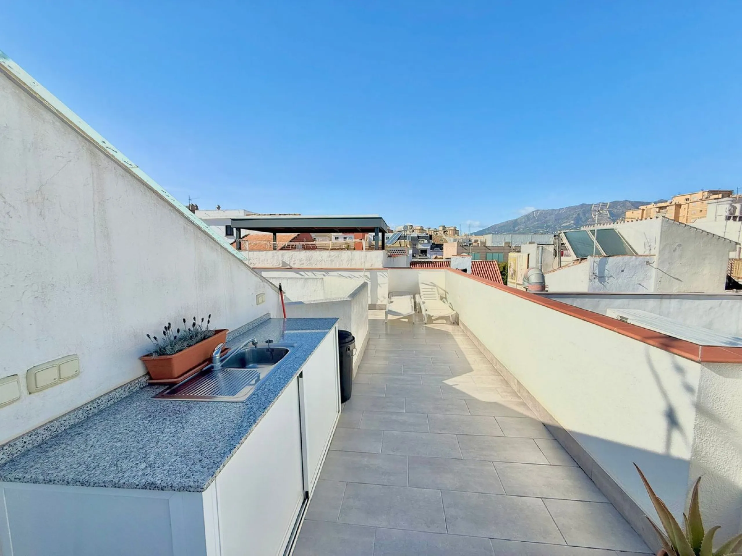 Apartment - Penthouse в продаже в Fuengirola, Málaga. В доме 3 спален и 2 ванных комнат. Площадь дома 118 м²