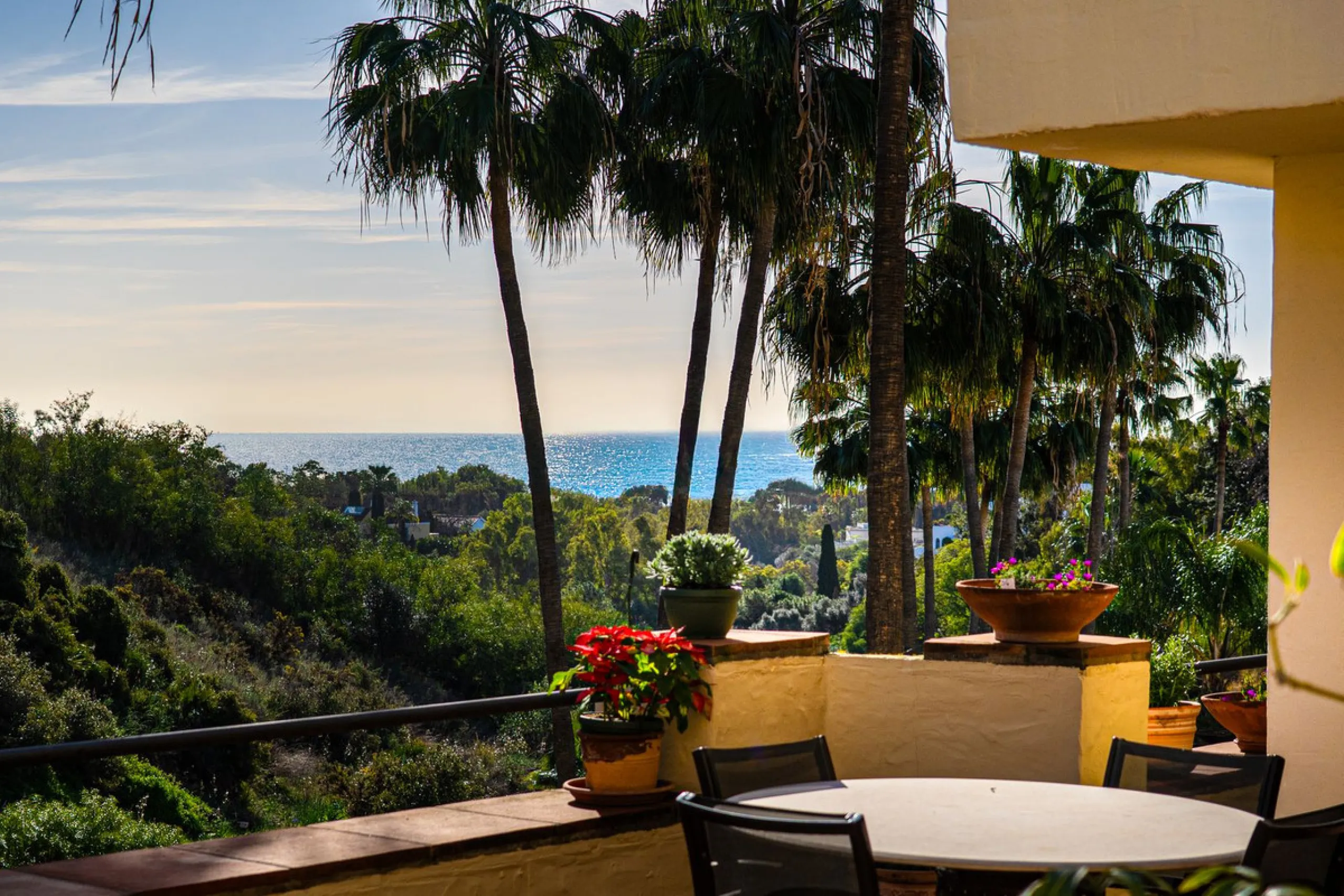 Spacious middle-floor apartment with spectacular direct sea views, located in one of the most peaceful and secure areas of Marbella's Golden Mile: Las Lomas del Marbella Club. Just 3 minutes from the beaches and the vibrant lifestyle of Puente Romano, thi