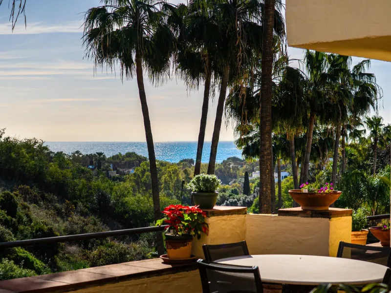 Spacious middle-floor apartment with spectacular direct sea views, located in one of the most peaceful and secure areas of Marbella's Golden Mile: Las Lomas del Marbella Club. Just 3 minutes from the beaches and the vibrant lifestyle of Puente Romano, thi