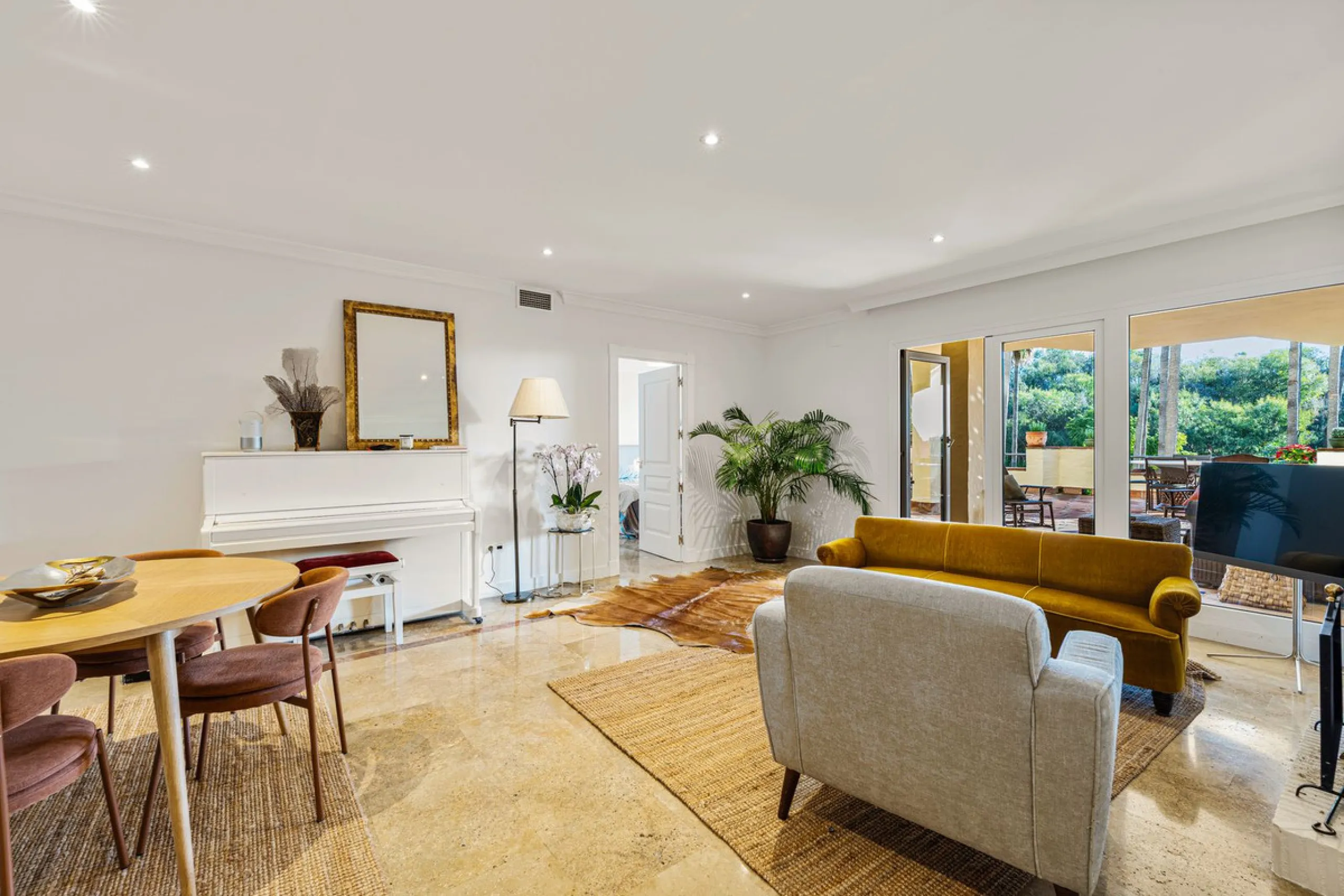 Spacious middle-floor apartment with spectacular direct sea views, located in one of the most peaceful and secure areas of Marbella's Golden Mile: Las Lomas del Marbella Club. Just 3 minutes from the beaches and the vibrant lifestyle of Puente Romano, thi