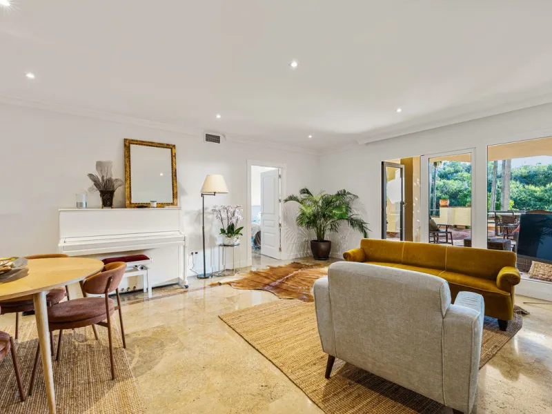 Spacious middle-floor apartment with spectacular direct sea views, located in one of the most peaceful and secure areas of Marbella's Golden Mile: Las Lomas del Marbella Club. Just 3 minutes from the beaches and the vibrant lifestyle of Puente Romano, thi
