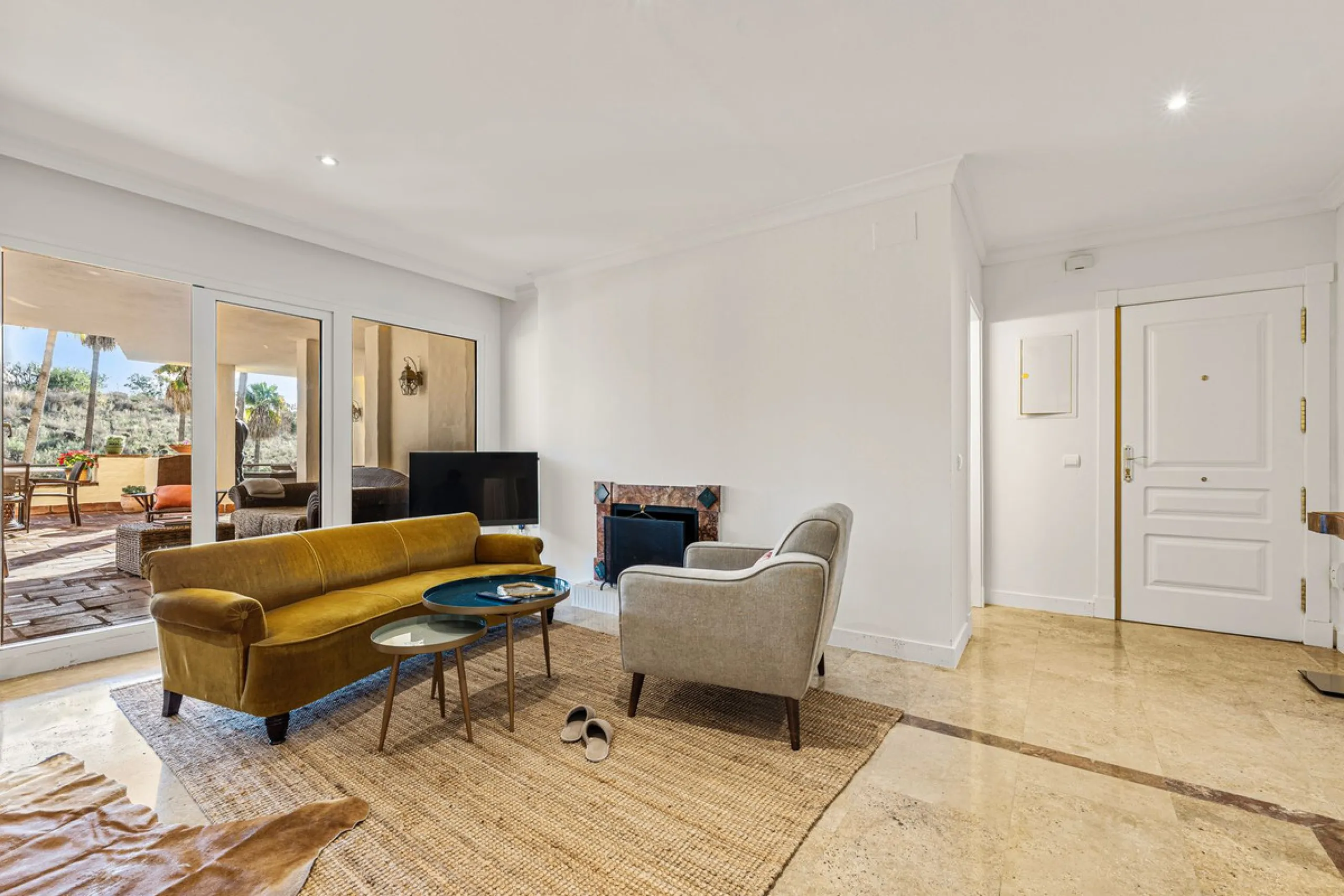 Spacious middle-floor apartment with spectacular direct sea views, located in one of the most peaceful and secure areas of Marbella's Golden Mile: Las Lomas del Marbella Club. Just 3 minutes from the beaches and the vibrant lifestyle of Puente Romano, thi